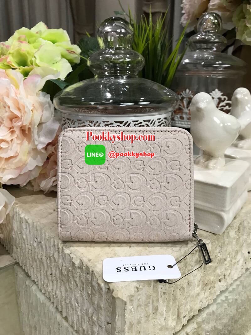 พร้อมส่งความสวย! NEW ARRIVAL! GUESS FACTORY WOMEN'S SHORT WALLET กระเป๋าสตางค์สั้นรุ่นใหม่ล่าสุดไอเท็มแนะนำวัสดุหนังปั้มโลโก้รอบใบสวยอยู่ทรงด้านหน้าประดับโลโก้แบรนด์ ภายในมีช่องใส่ธนบัตรใส่เเบงก์พันได้ มีช่องใส่เหรียญ ช่องใส่บัตรหลายช่อง ตัวจริงสวยน่