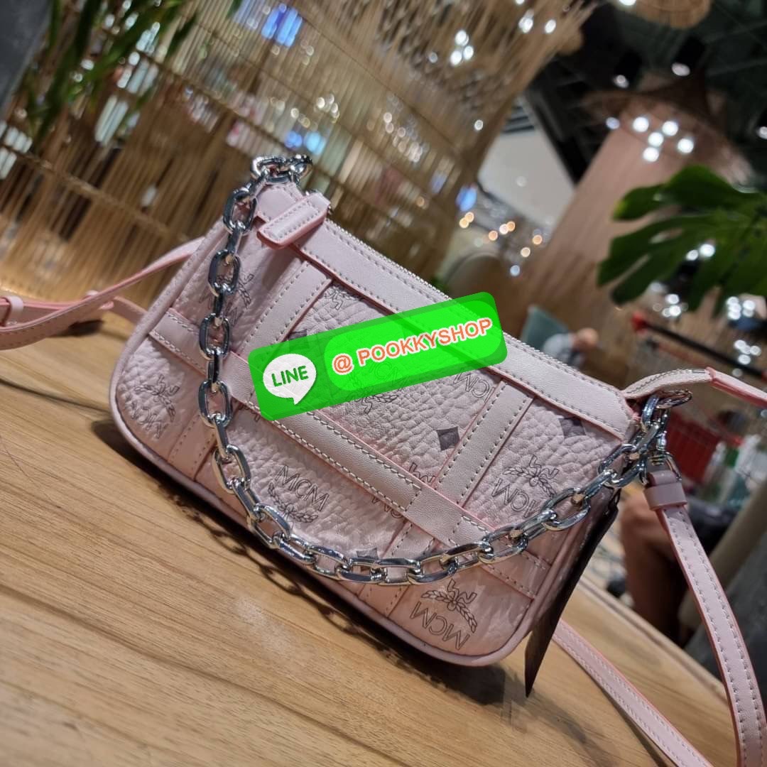 MCM MINI DELMY SHOULDER BAG จัดหนักจัดเต็ม!! ที่สุดของรุ่นที่ฮอตหนักมาก คอลเลคชั่นที่ยอดขายดีตั้งแต่วันแรกที่ลง shop ด้วยรูปทรงที่กะทัดรัด ตอบโจทย์ได้ทุกลุค ทุกไลฟ์สไตล์ ใช้งานได้ง่ายคล่องตัว กระเป๋าสะพายทรงพอช ที่มาพร้อมสายโซ่คล้องด้านหน้า และสายหนังครอส