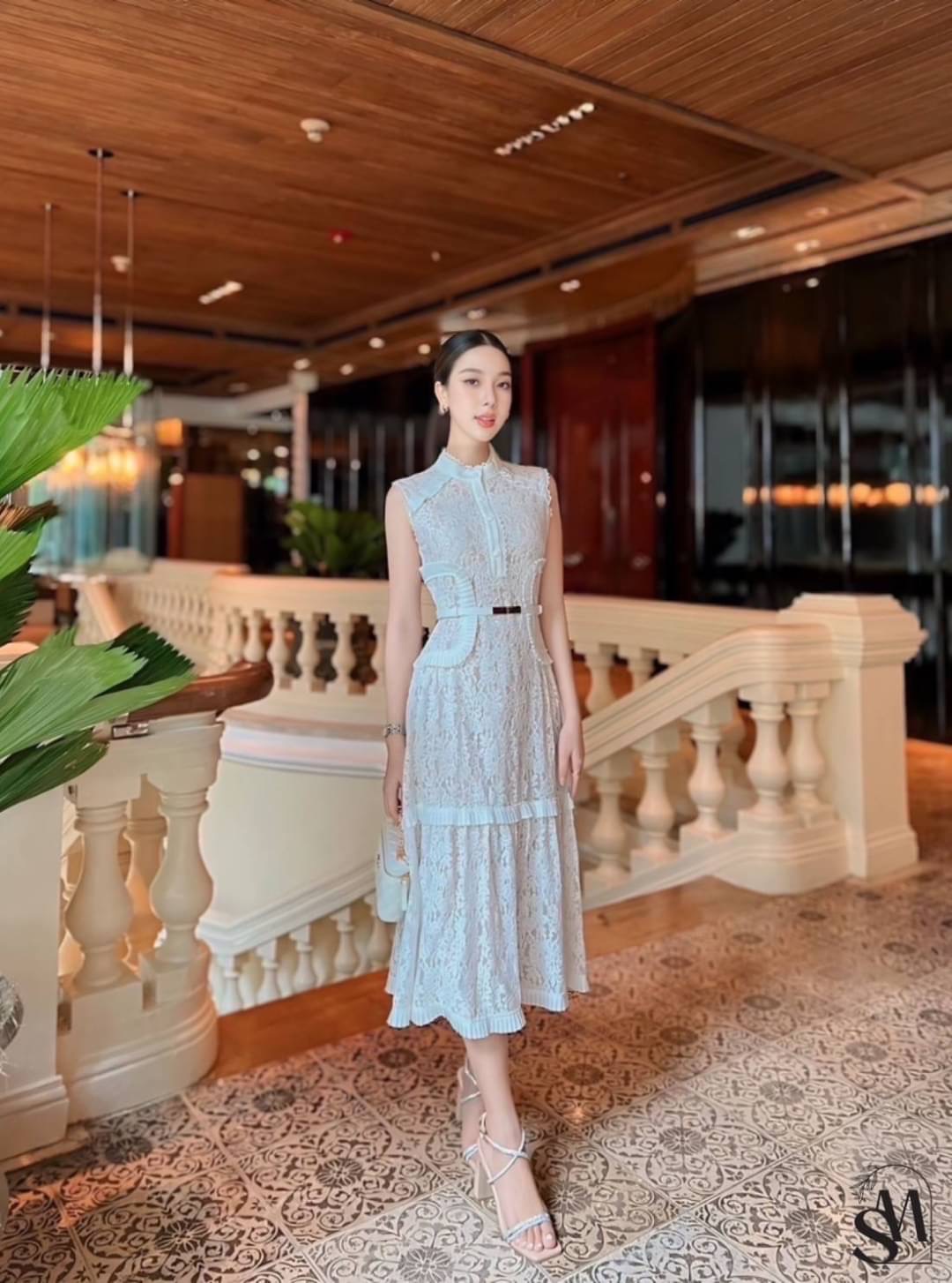 มิดิเดรสคอปีนกระดุมใช้งานได้จริง เนื้อผ้าลูกไม้นิ่มตัดกับซับในสีเบจ กุ้นและตกแต่งด้วยลูกไม้และผ้าอัดพลีท งานมีซับในซิปหลัง มาพร้อมเข็มขัดเข้าเซต ให้ลุคสวยสุภาพ