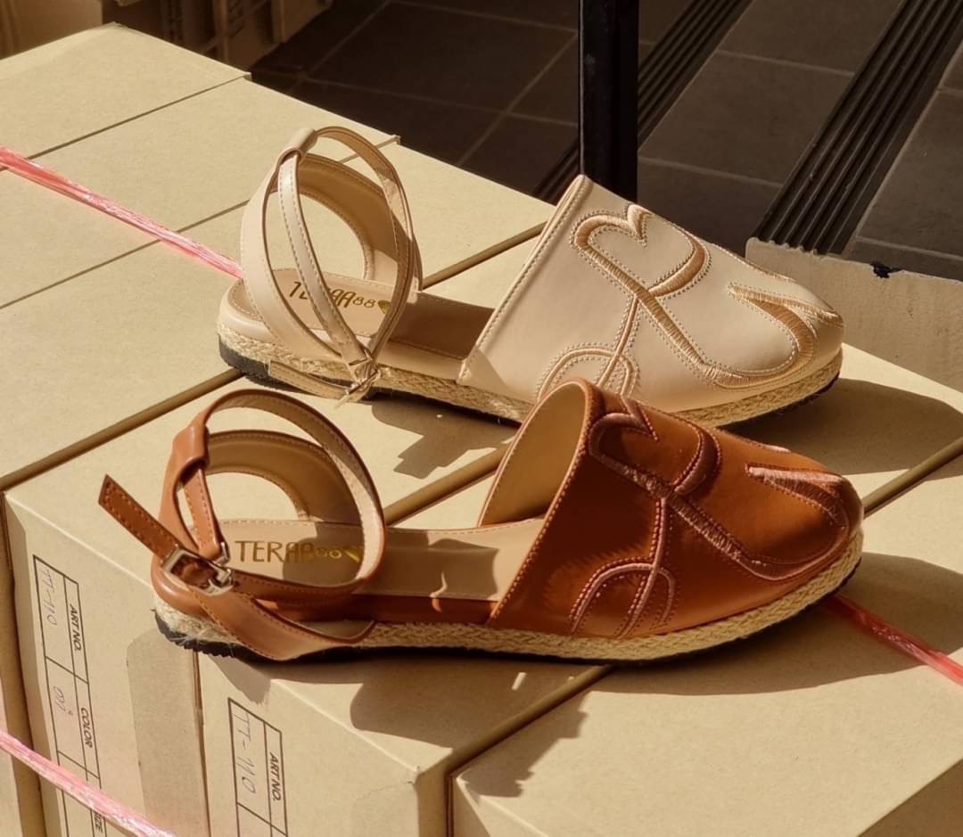 พร้อมส่ง👠👠สลิปออนตัวใหม่ล่าสุดมาแล้วจ้าา งานปักเน้นๆ หนังนิ่มใส่สบายเท้า เย็บขอบปออย่างดี งานสวยมากกก