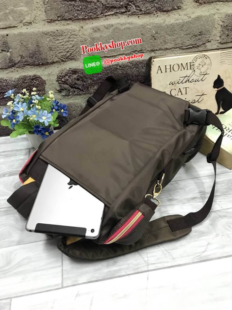 Mis Zapatos Nylon Backpack แบรนด์มาแรงของประเทศญี่ปุ่นที่ขายดีติดอันดับในหมู่วัยรุ่น รุ่นนี้วัสดุเป็น Nylon hi-quality เนื้อนุ่มและหนา ภาพบนตัวกระเป๋าเป็นงานปัก ตัวกระเป๋ากว้างและลึก ด้านหลังและภายในมีช่องแยกเป็นสัดส่วน พร้อมสายสะพายข้าง 1เส้น สามารถเป็นไ