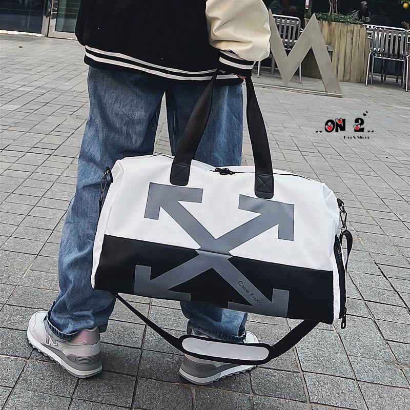 กระเป๋าเดินทาง แบรนด์ off white วัสดุตัวกระเป๋าทำจากผ้าเคลือบกันน้ำ 💯(%) อะหลั่ยสีเงิน สายกระเป๋าทำจากผ้าทอสีตามรูป