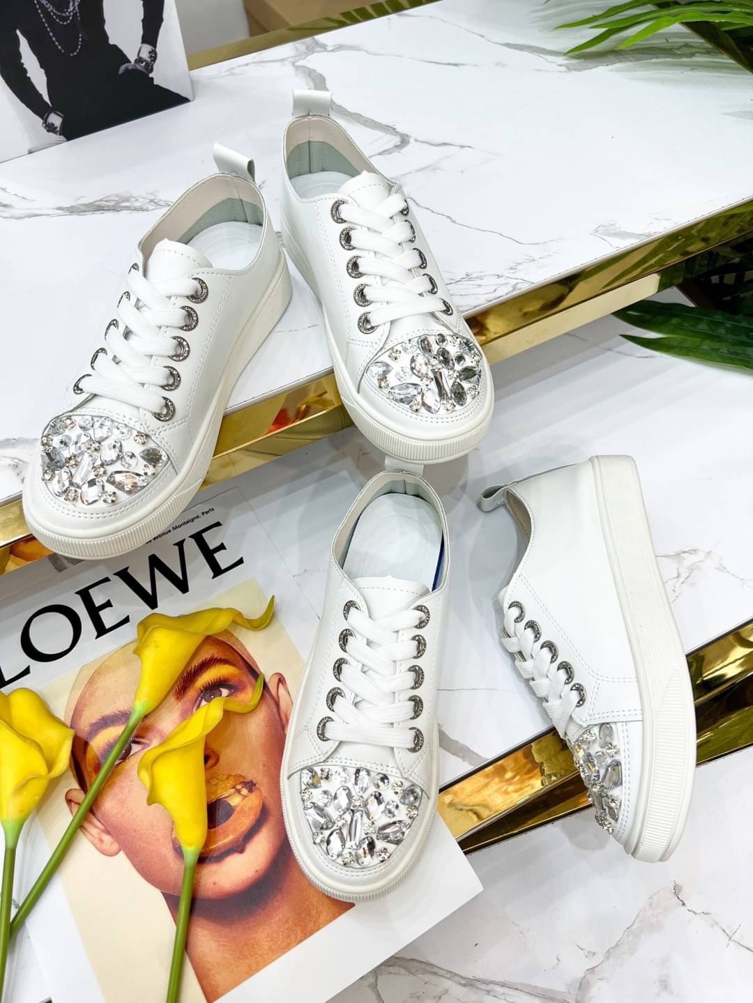 𝙉𝙀𝙒 𝙉𝙀𝙒 ‼️ ____________________$ รองเท้าผ้าใบสไตล์เกาหลีสีขาวความเก๋ของรุ่นนี้ตรงด้านหน้าติดเพชรระยิบระยับที่สุดเล่นไฟมาก รุ่นนี้ใส่แมทช์กับชุดไหนก็เริ่ดรองเท้านิ่มใส่สบายผ้าใบที่ไม่ธรรมดา สาวๆจะพลาดไม่ได้น๊