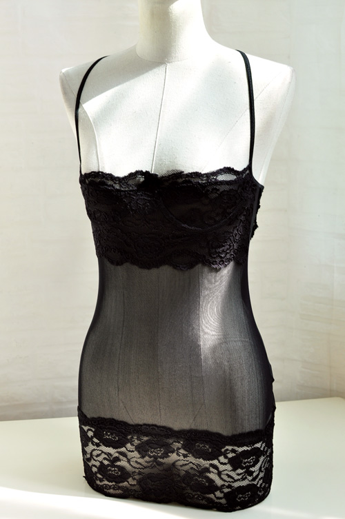 ชุดนอน เซ็กซี่ ชุดซีทรู ชุดนอน สายเดี่ยว ชุดยั่วน้ำลาย ชุดลูกไม้ เนื้อผ้าบางเบา สีดำ ผ้าลูกไม้ นุ่ม เกรด AA แต่งแถบลูกไม้ช่วงอก พร้อมโครงเหล็กซ่อนด้านในเพื่อช่วยเน้นช่วงเนินอก ขอบล่างแต่งแถบลูกไม้ กว้าง4-5 นิ้ว เพิ่มความเซ็กซี่ มากๆ สวยหรู เหมือนในรูปเ