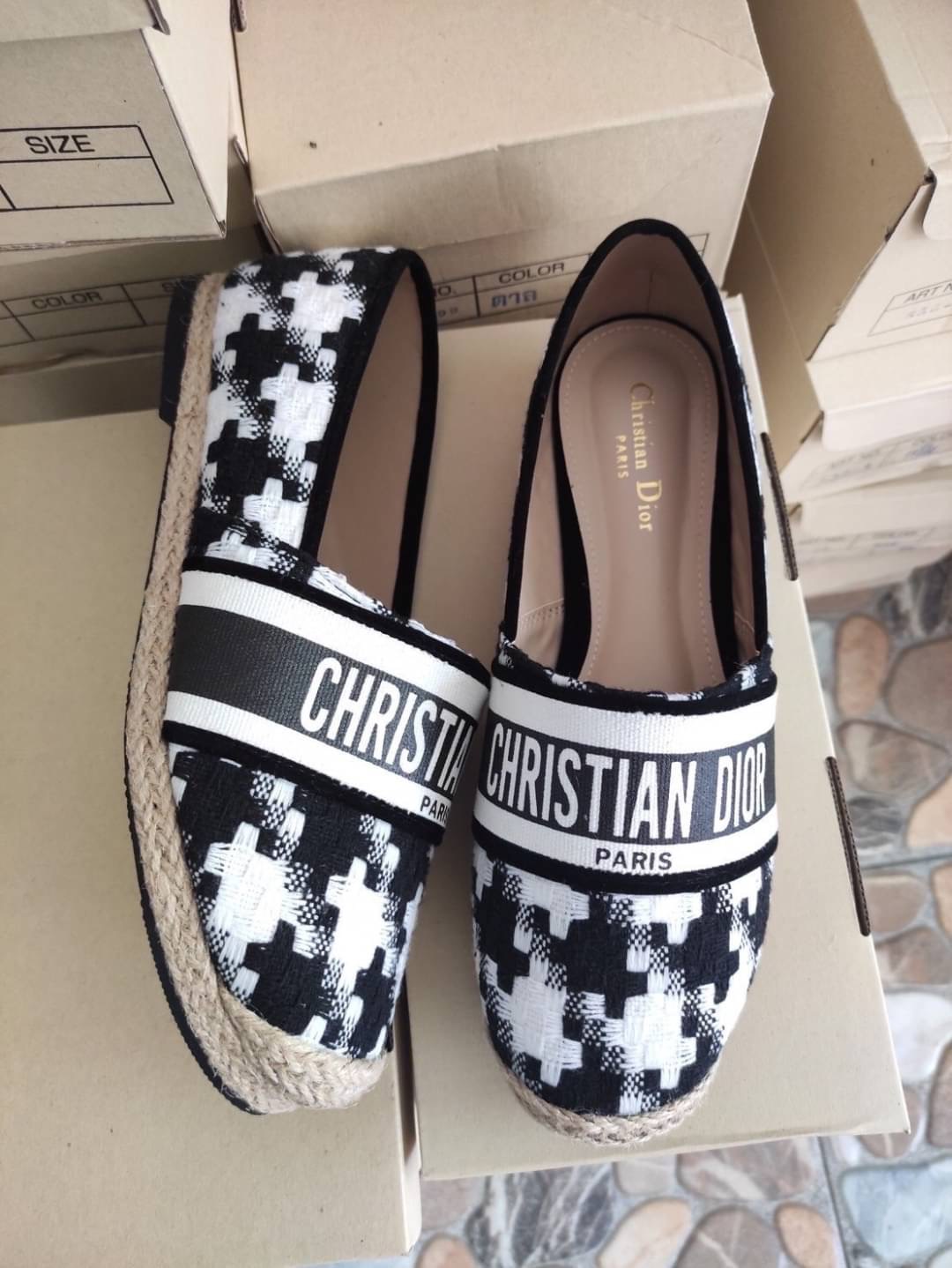 งานเข้าใหม่ พร้อมส่ง แบบใหม่ เพิ่งเข้า สลิปออนงานปอ Dior ลายใหม่ ชิโนริ ลายผ้าน่ารักมาก งานดี ปั้มแบรนด์