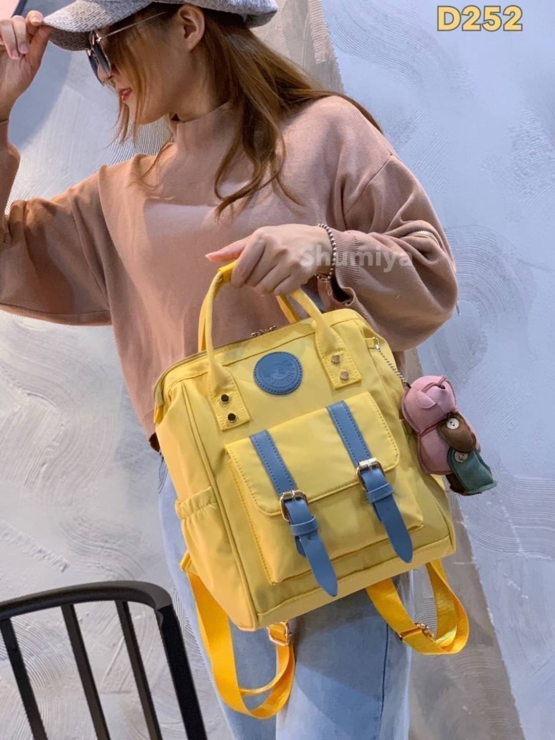 Shumiya Style My Authentic Brand So cute !!! พร้อมส่ง กระเป๋าเป้ Shumiya ทรงน่ารัก ~ ด้านหน้าติดโลโก้แบรนด์และแต่งเข็มขัดเก๋ๆ !!! ใบใหญ่จุใจ ช่องใส่ของเอนกประสงค์เยอะ ด้านหลังมีอีก 1 ช่องซิป สายสะพายทนทาน ตัวกระเป๋าเปิดปิดง่าย แถมฟรีพวงกุญแจหมีน่ารัก สวยค