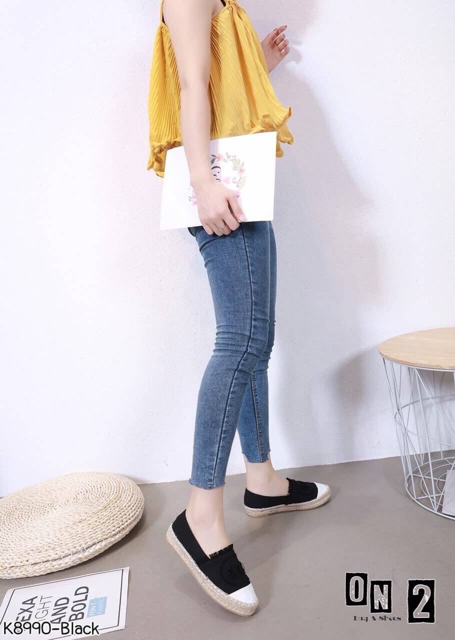 Chanel canvas slippers ผ้าใบCanvas ทรงslippers อีกตัวที่มากี่ครั้งก็ฮอต ด้านหน้าผ้าสามารถตัดให้เป็นโลโก้ CC ได้คะ หรือจะใส่แบบ OO ก็น่ารัก เป็นCanvas เทห์ๆใส่ง่าย ถอดสดวก พร้อมจ้า...มาตำกันได้เลยจ้า เป็นงานเกรดขึ้นห้าง มีกล่องค่ะไม่ใช่งานตลาดล่าง