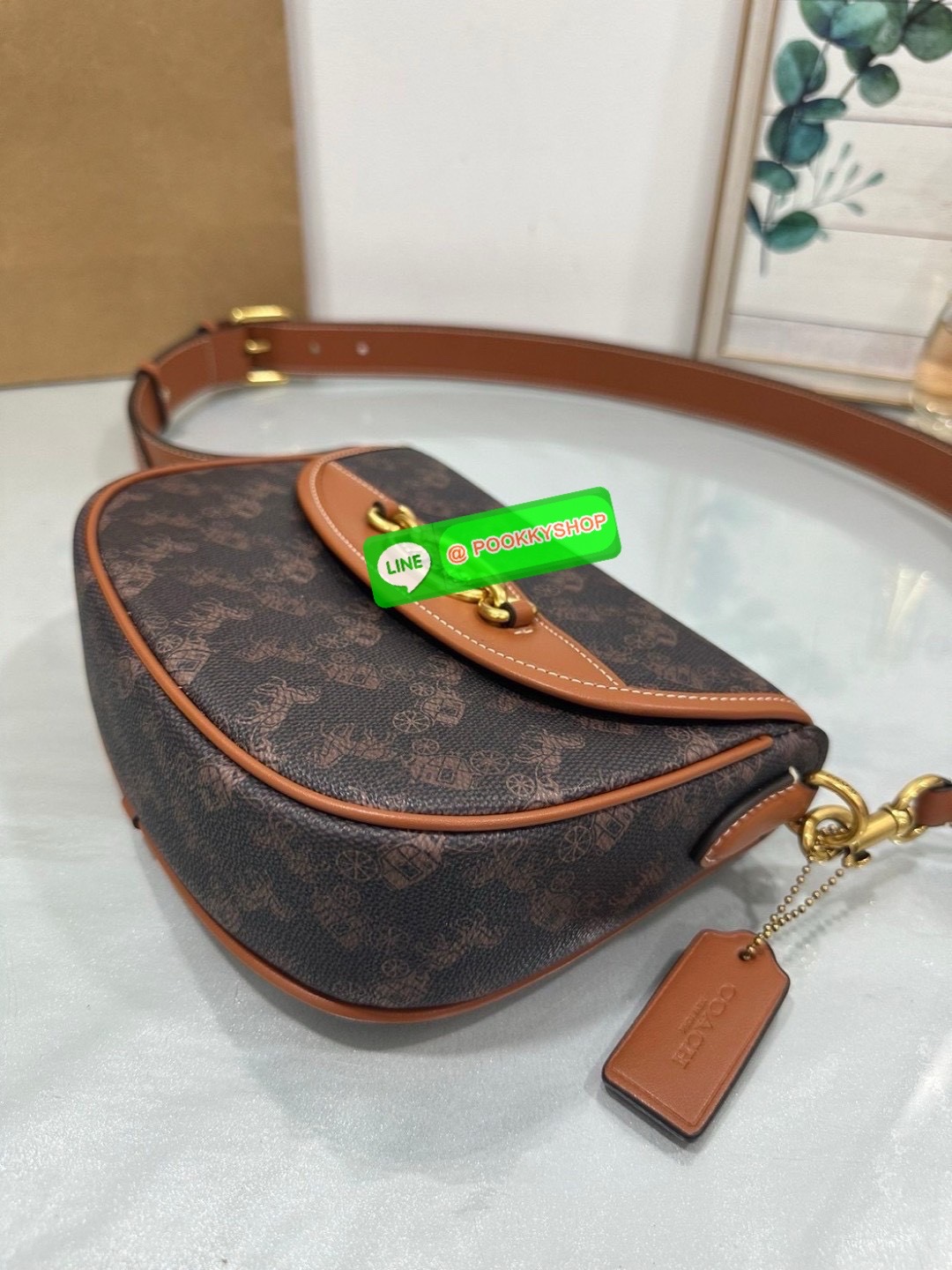 “Elegance in motion.” Coach CR512 Harley Crossbody – กระเป๋าสะพายข้างที่ผสานความหรูหราและความคลาสสิกได้อย่างลงตัว วัสดุคุณภาพเยี่ยม ผสมผสานระหว่างผ้าแคนวาสเคลือบลายซิกเนเจอร์และหนังเรียบ ลาย Horse and Carriage ที่ด้านหน้า เพิ่มความน่ารักและโดดเด่น เหมาะสำ