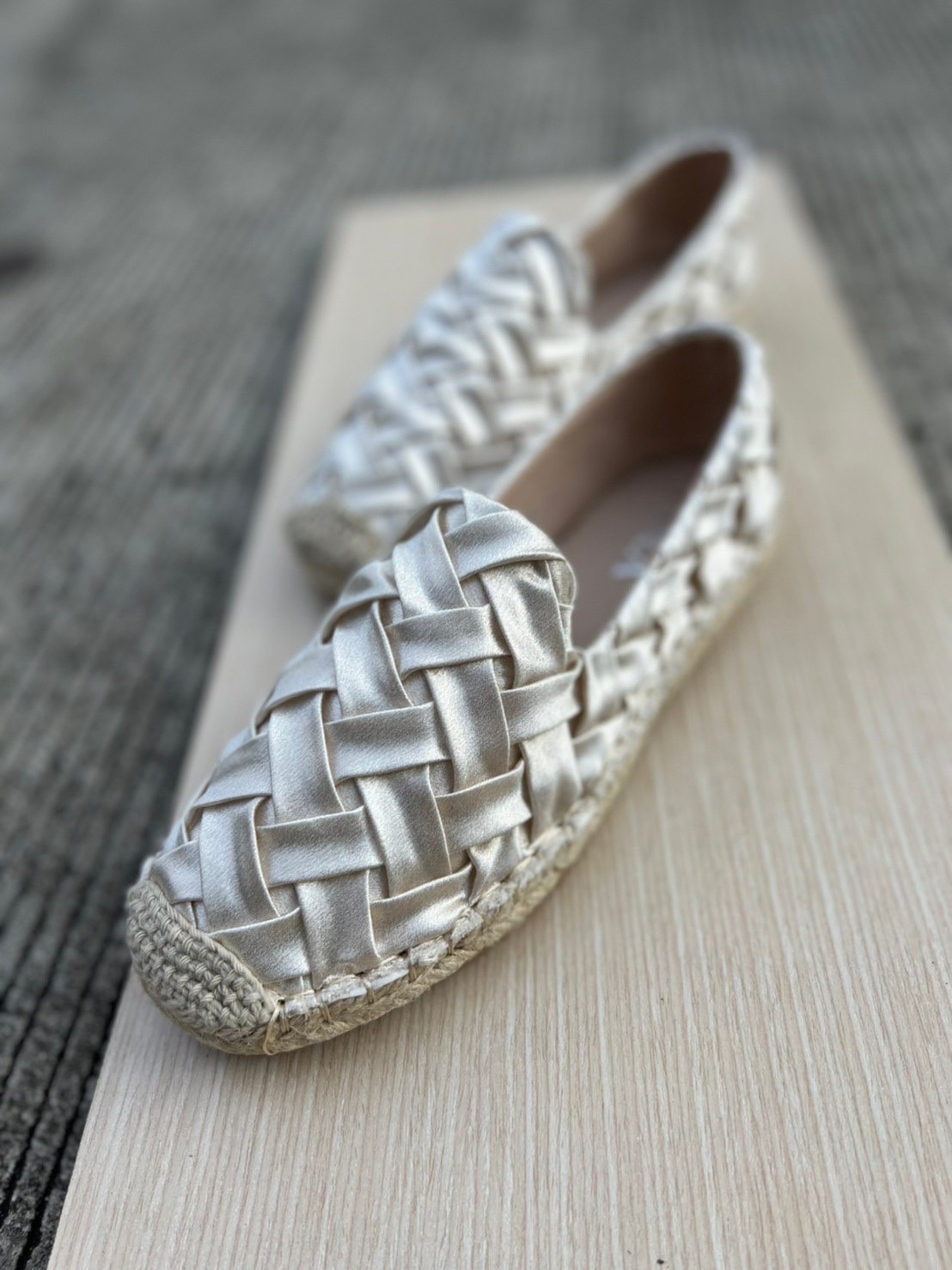 พร้อมส่งคะ งานใหม่ จึ้งสุด ต้องแบบนี้เลยจ้า ทรงสวย ผ้าสวย งานอย่างดี งานเกร๋เรียบหรูดูแพง ตัวนี้ห้ามพลาด ใส่สบายจะแมตช์กับกางเกง👖หรือกระโปรง👗ก็ได้ค่ะ แม่ค้าคอนเฟริม ห้ามพลาดเลยจ้าตัวนี้แนะนำ อย่าช้ารีบเลย