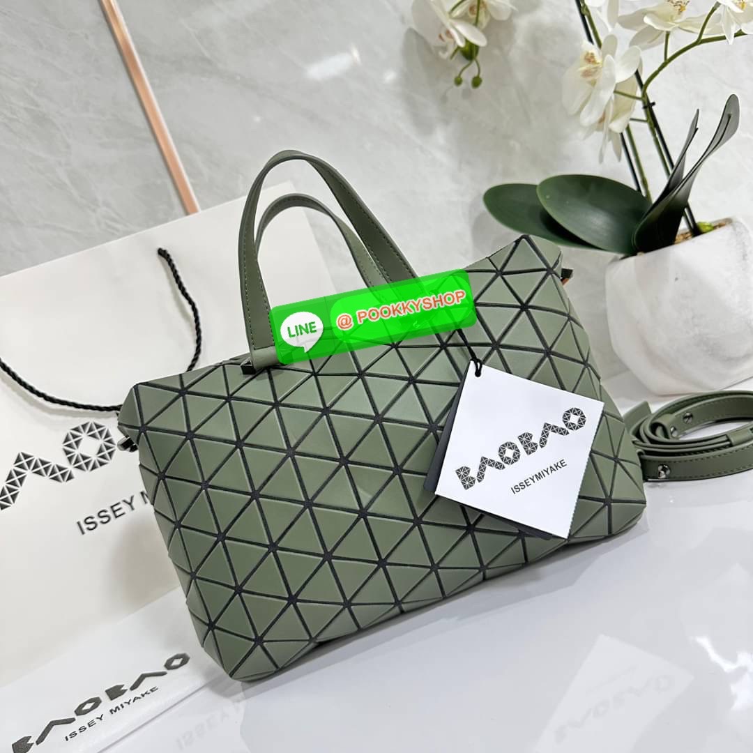 Bao Bao issey Miyake Tonneau Small Matte Bao Bao Issey Miyake รุ่น TONNEAU (ทอนโนะ) กระเป๋าทรง Boston Bag ที่โดดเด่นด้วยลายแพทเทิร์น 3 เหลี่ยมด้านเท่าเรียงต่อกัน ทำให้กระเป๋าใบนี้มีความโดดเด่นทั้งในเรื่องของดีไซน์ที่ทันสมัย และการใช้งานที่ครบทุกฟังก์ชั่น