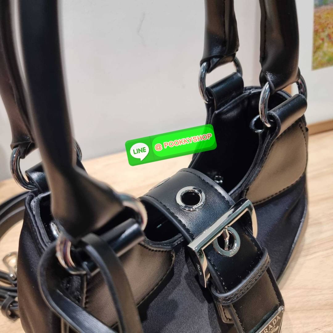 PRADA RE-NYLON AND LEATHER MOON PADDED BAG ใหม่ล่าสุด กับคอลที่ใครๆเห็นก็ต้องรัก ขนาดกำลังน่ารัก ดีไซน์สวยดุ และยังดูแพงได้อีก ด้วยวัสดุที่มีคุณภาพอย่างไนล่อนตัดสลับด้วยหนัง nappa หูสะพายมีสายรัดได้ ภายในโล่ง มีช่องซิป มาพร้อมสายสะพาย ปรับได้ตามต้องการ อี