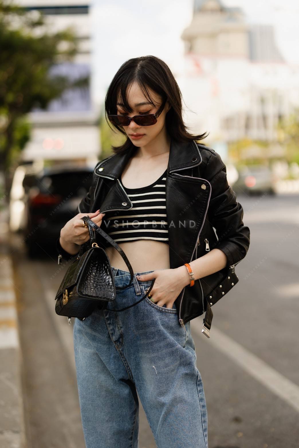 แจ็คเก็ตหนัง pvc เนื้อดีนิ่มๆใส่สบาย แต่งดีเทลสุดชิคด้วย ซิปแขนข้าง พร้อมเชือกคาดเอวล่าง ให้ลุคสาว swag มากๆเลยค่ะ