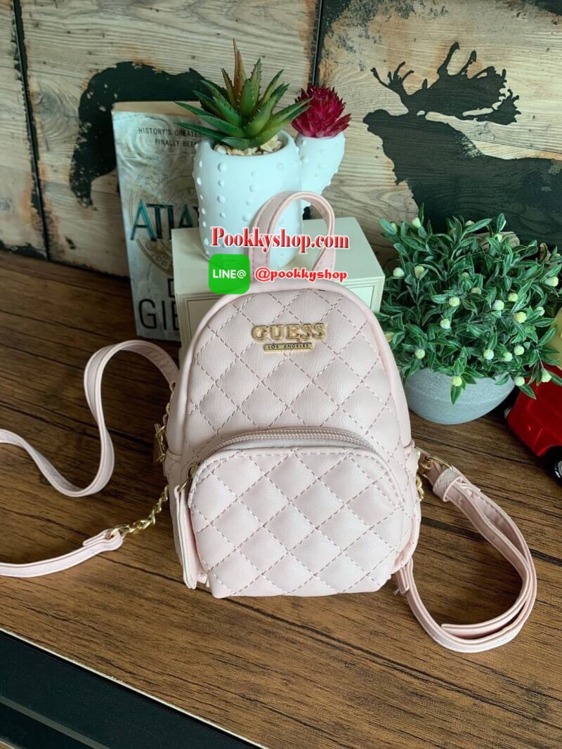 GUESS Factory Women's Evan Mini Crossbody กระเป๋าสะพายใบเล็กสุดน่ารักจาก guess มาแล้วค่า ไอเท็มสุดน่ารัก วัสดุทำจาก pu สกรีนลายสุดน่ารัก ด้านหน้ามีโลโก้ มีพวงกุญแจสวยเก๋ สายสะพายมีสายโซ่สลับหนังปรับได้ 5 ระดับ ด้านบนมีหูหิ้วจับถนัดมือ กระเป๋ามี 1 ช่อ