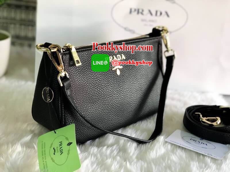 NEW! PREMIUM GIFT จาก PRADA SHOULD BAG กระเป๋าอเนกประสงค์สะพายวัสดุหนัง Saffiano ลายคาเวียร์อยู่ทรงสวยหรูคลาสสิค ขนาดกำลังดี น้ำหนักเบา เปิดปิดด้วยซิปปั้มโลโก้ ภายในมีโลโก้ ช่องซิป และช่องใส่ของ หัวซิปปั้มโลโก้ ใส่กระเป๋าสตางค์ใบยาวเเละของใช้ได้เยอะ มาพร้
