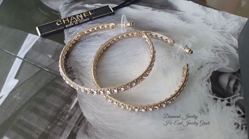 Super Hi-End Quality !!!! ((งาน 1:1 เหมือนในช็อปมากที่สุดในท้องตลาด)) Chanel Earring ต่างหูห่วงชาแนลงาน 1:1 เหมือนของแท้เป๊ะๆค่ะ งานมุกสวยๆ รับรองงานสวยมากกกกก ดูหรู ดูผู้ดีสุดๆ งานดี คุณภาพดีมากๆมากๆคะรับประกันความพอใจเลยค่ะ ตัวเรือนสีทองอ่อน สวยมาก คอนเ