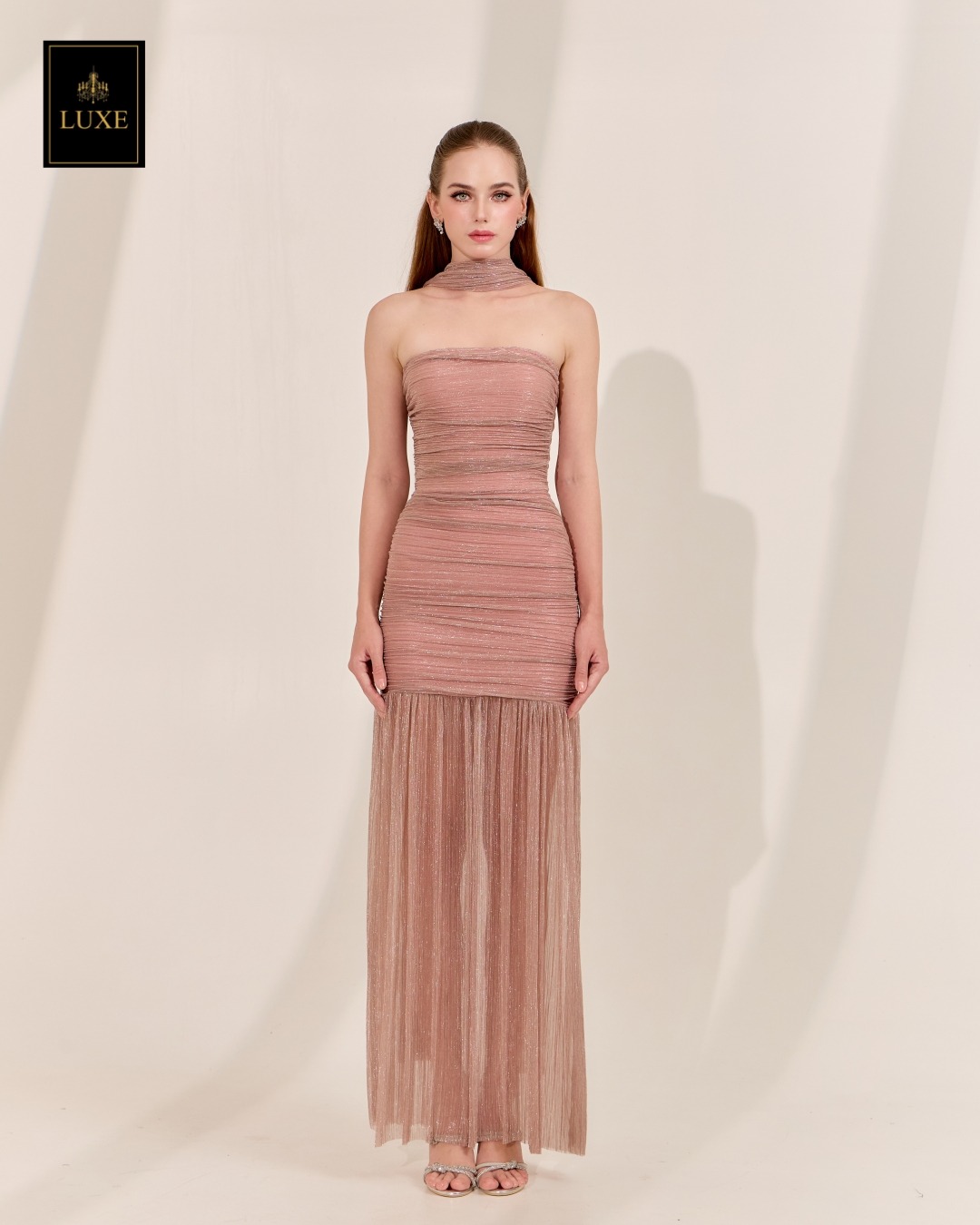 เดรสแฟชั่น เดรสเสื้อเกาะอกทรงเข้ารูป กระโปรงต่อชายระบาย ผ่าหน้า มาพร้อมผ้า mmคลุมไหล่