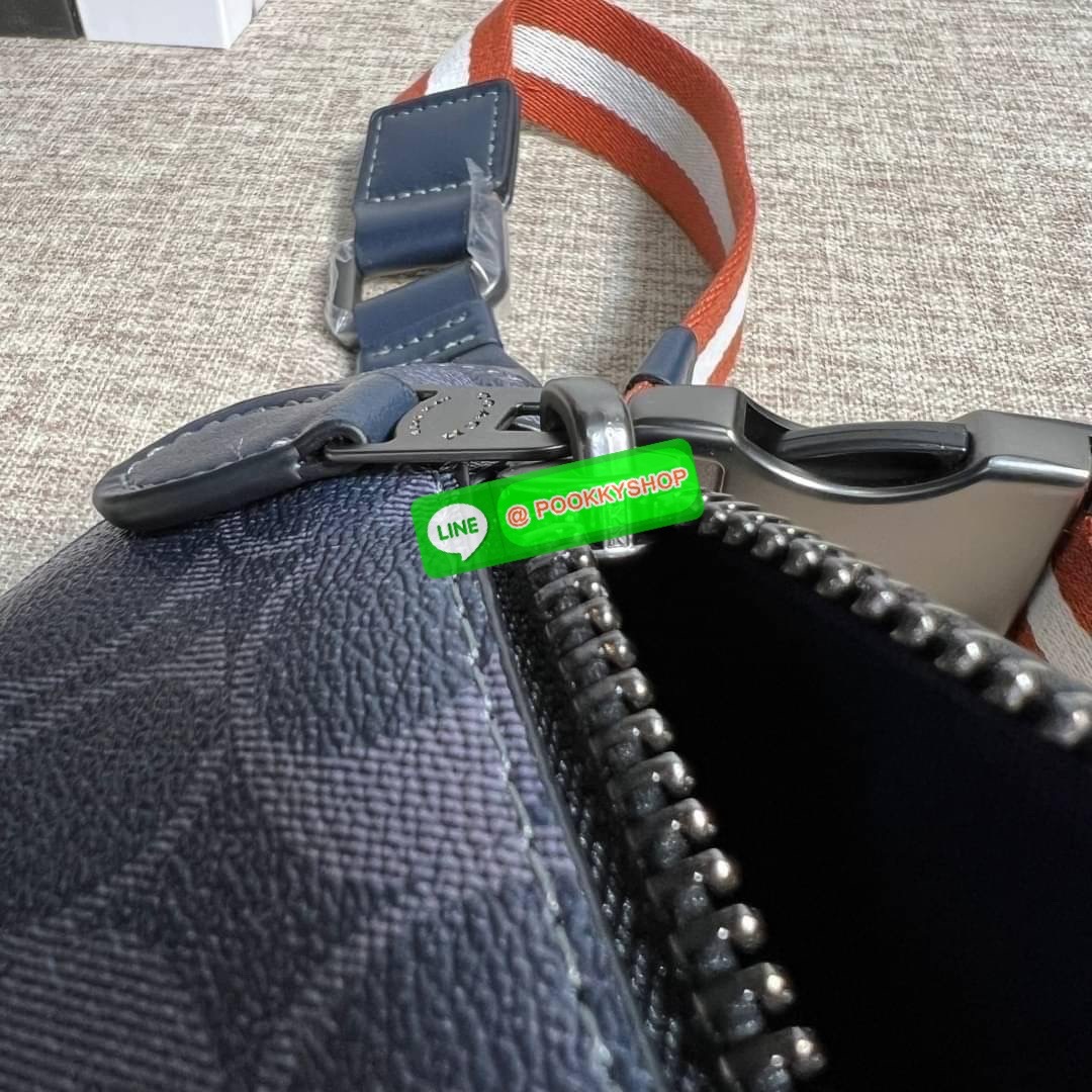 Coach Warren Belt Bag In Signature Canvas ( CB912 )With กระเป๋าคาดอก/เอว Coach Warren ในแคนวาสซิกเนเจอร์พร้อม ผ้าใบเคลือบซิกเนเจอร์และหนังลูกวัวอย่างดี ภายในกระเป๋ามัลติฟังก์ชั่น ปิดซิป ซับในผ้า กระเป๋าซิปด้านนอก สายปรับได้ ยาว 34 1/2" ใส่ได้เอว