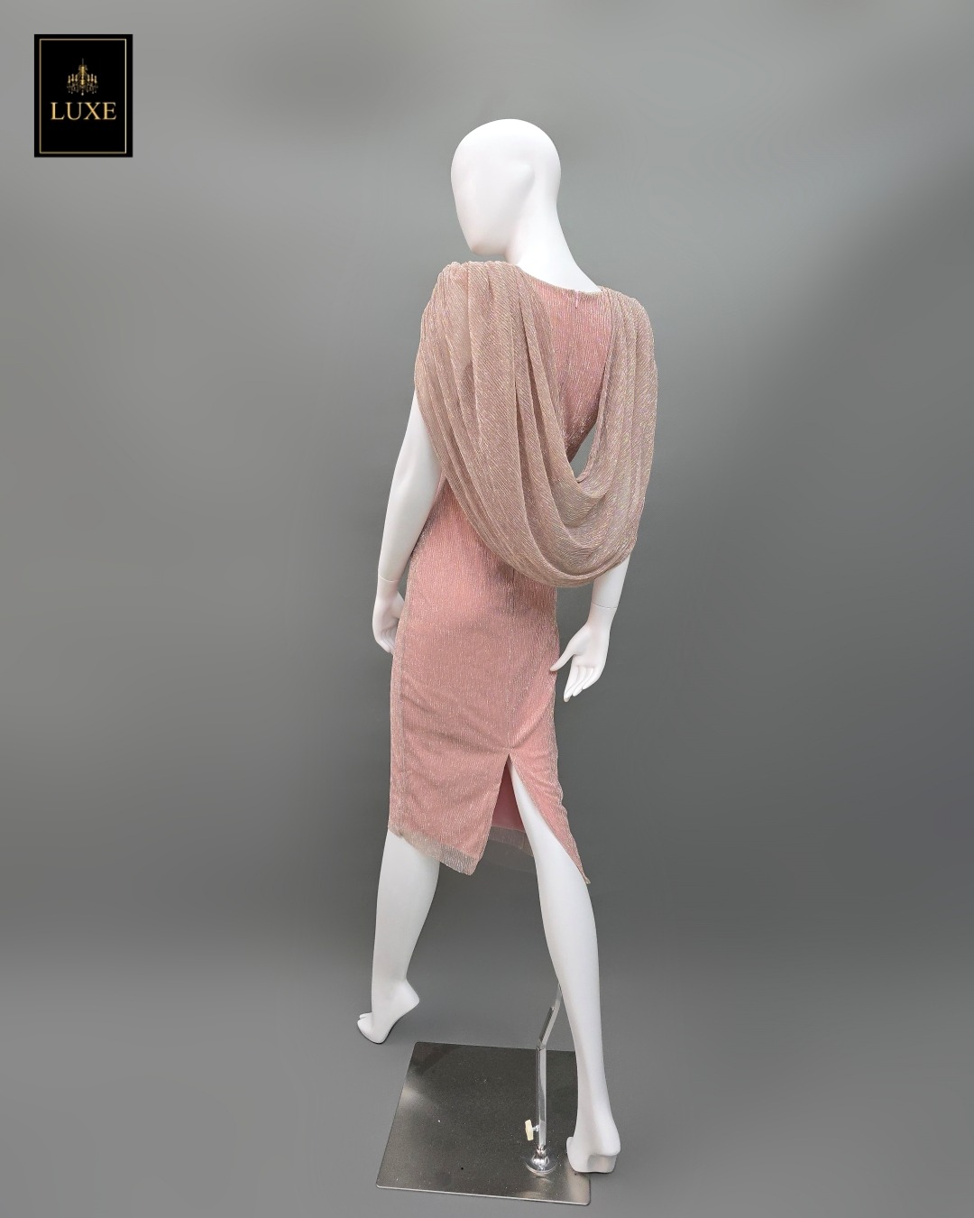 เดรสแฟชั่น เดรสเสื้อวี กระโปรงทรงสอบ มีผ้าคลุมไหล่คอถ่วงด้านหลัง ทำจากผ้าราเม่อัดพลีท