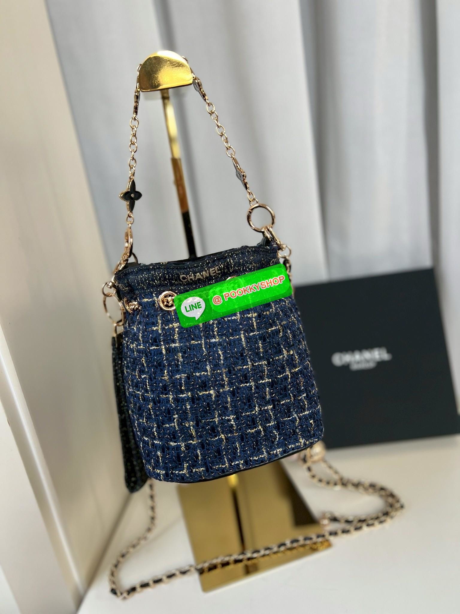 NEW NEW NEW **สินค้าเข้าใหม่** รุ่นนี้บอกเลยว่าสวยทุกอนุ หิ้วไปไหนมาไหนคือเริ่ดไปเลยค่าา CHANEL BUCKET TWEED WITH CHAIN BAG ((Premium gift make up ตปท.)) มีป้ายNot for sale 🔖พร้อมส่งค่าสาวๆ รอบนี้ได้มาไม่เยอะ! กับกระเป๋าขนาดกลางกำลังดี วัสดุผ้าTwe