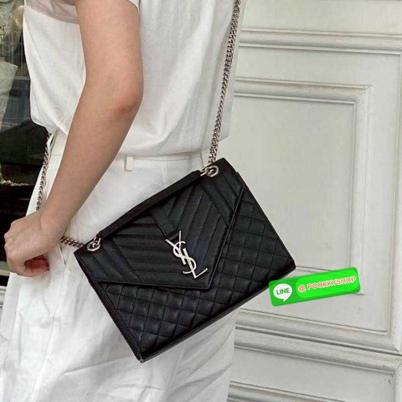 🔆 Model YSL envelope medium shoulder bag กระเป๋าสะพายไหล่สุดฮอต จากเคาน์เตอร์ dutyfree ทรง envelope ดีไซน์เรียบหรู ดูติดแกลมสุดๆ โดดเด่นด้วยโลโก้ด้านหน้า เพิ่มดีเทลความผู้ดี ใช้งานง่ายเพียงแค่เปิด-ปิดด้วยกระดุมแม่เหล็ก ภายในแบ่งสัดส่วนได้ดี มีช่อง