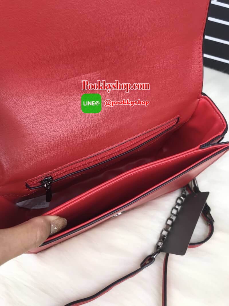 PEDRO EMBOSSED FLAP SHOULDER BAG กระเป๋าสะพายวัสดุหนังเรียบแต่งลายเดินร่องตัดกันสวยงาม เปิดปิดด้วยกระดุมแม่เหล็ก ด้านในมีช่องใหญ่ 2 ช่อง รุ่นนี้ใส่ iphone7 plus ได้ค่ะ สายสะพายยาวปรับระดับความยาวได้ตามต้องการ