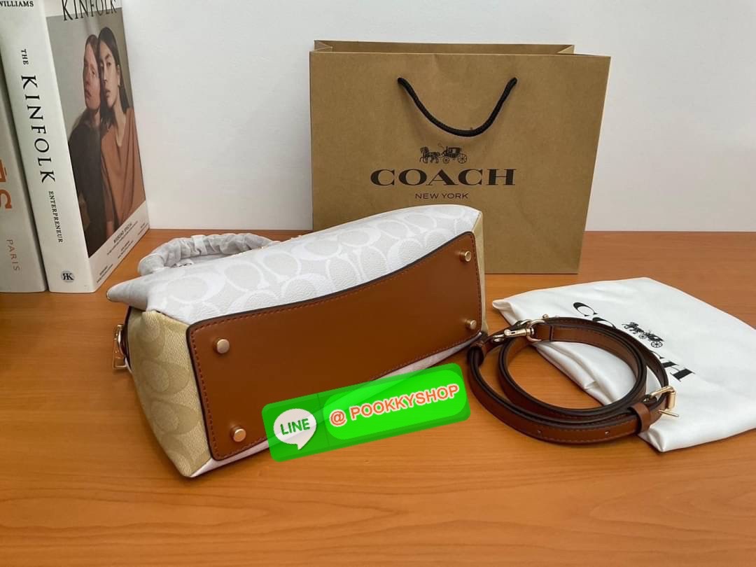 COACH MINI LILLIE CARRYALL IN SIGNATURE CANVAS ( C267 ) ทรงถังมินิ กระเป๋าสะพายไหล่ หรือ สะพายข้าง ขนาดกำลังน่ารัก ผ้าใบเคลือบซิกเนเจอร์แบรนด์ หนังเรียบลื่น แบ่งเป็น 3 ช่องใช้งาน ช่องซิปตรงกลาง| 2 ช่อง ปิดด้วยกระดุมแป๊ก ซับในผ้า สายยาวถอดออกได้
