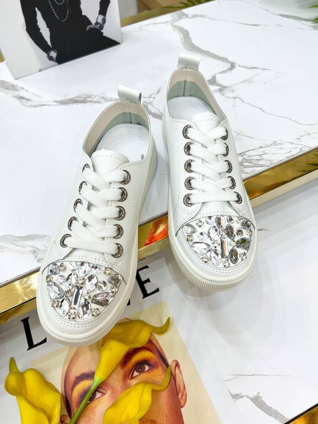 𝙉𝙀𝙒 𝙉𝙀𝙒 ‼️ ____________________$ รองเท้าผ้าใบสไตล์เกาหลีสีขาวความเก๋ของรุ่นนี้ตรงด้านหน้าติดเพชรระยิบระยับที่สุดเล่นไฟมาก รุ่นนี้ใส่แมทช์กับชุดไหนก็เริ่ดรองเท้านิ่มใส่สบายผ้าใบที่ไม่ธรรมดา สาวๆจะพลาดไม่ได้น๊