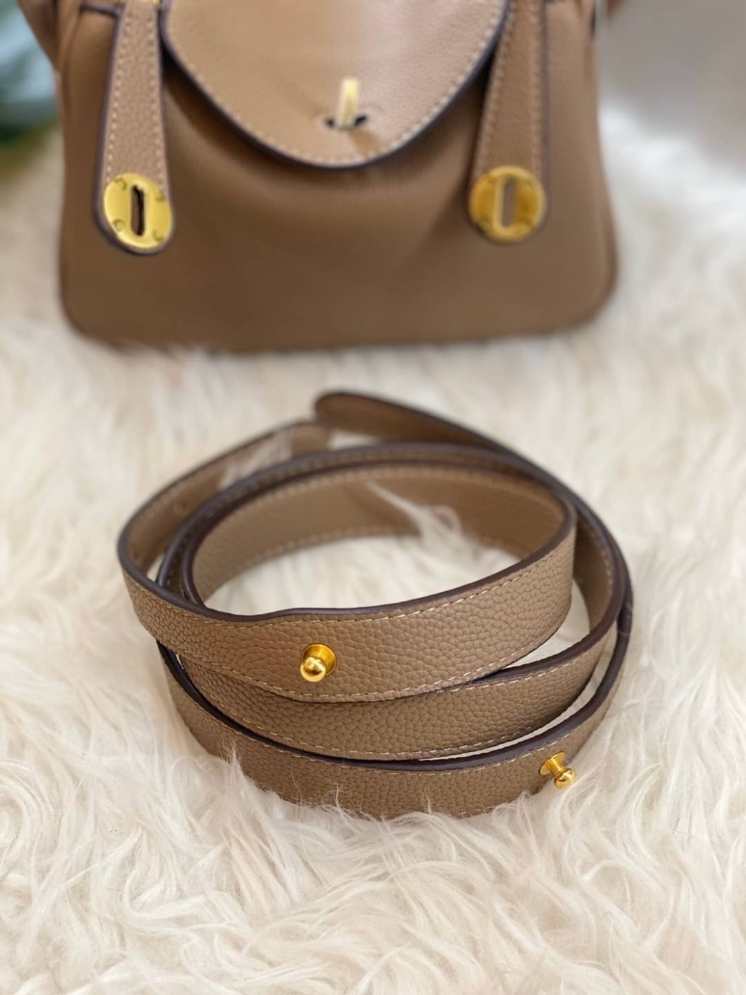 กลับมาเเล้วค่า Lindy 20cm หนัง PU premium ที่ลูกค้าถามกันมาเยอะมากกก รอบนี้หนังสวยมากๆๆ สายสะพายแบบเรียบหรู มีห่วงรัดสายสองข้าง มี 2 สายนะคะ มีซิลิโคนปิดลูกบิดกันรอย งานเนี้ยบสุด ยิ่งใช้ยิ่งนิ่มมม กระเป๋าทรงสวยนุ่ม Flexible มากๆ จุของได้ทุกสิ่ง จะใช้ไปทำง