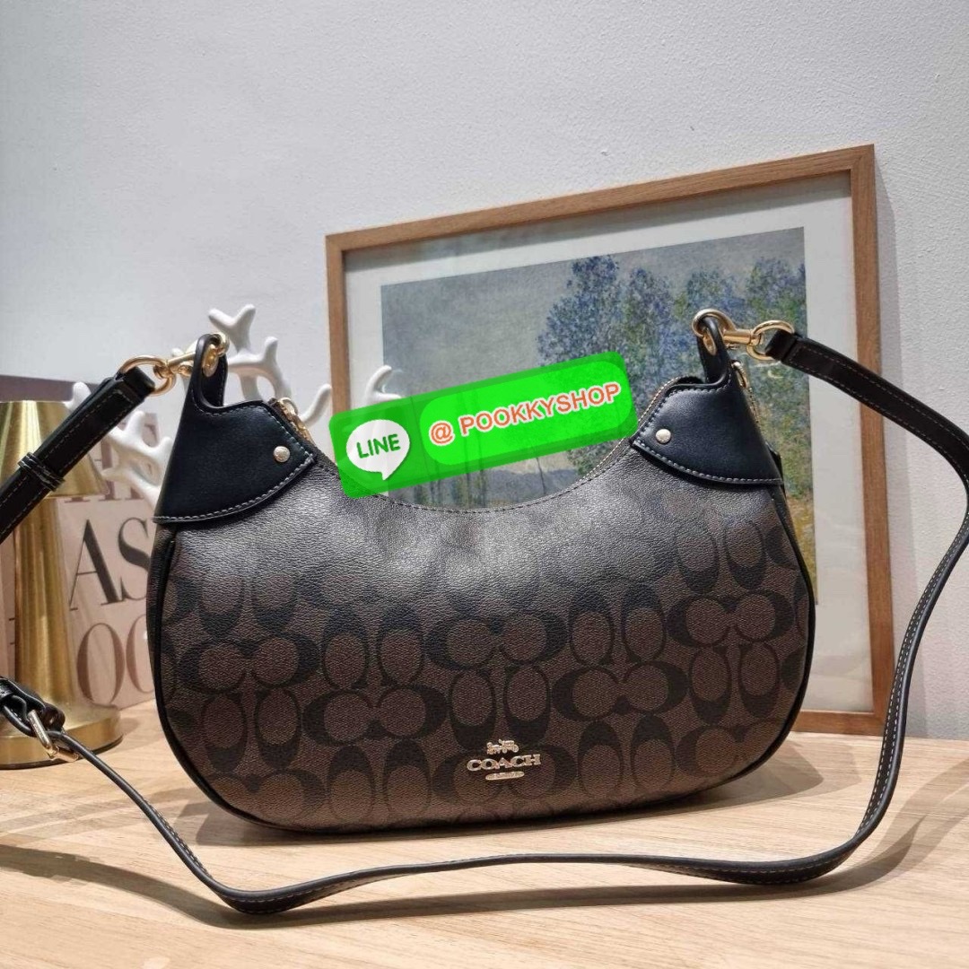 COACH CI791 MARA HOBO IN SIGNATURE CANVAS 🔆 Details รุ่นใหม่ พร้อมสีใหม่ก่อนใคร กับกระเป๋าสะพายทรงโฮโบ ใบใหญ่จุใจ ดีไซน์ออกมาให้รูปทรงดูหรู สุดพิเศษที่มีสายสะพายมาให้ถึง 2 แบบ เป็นสายสั้นสำหรับสะพายไหล่ และสายยาวสำหรับสะพายข้าง สามารถสลับใช้ได้ตาม