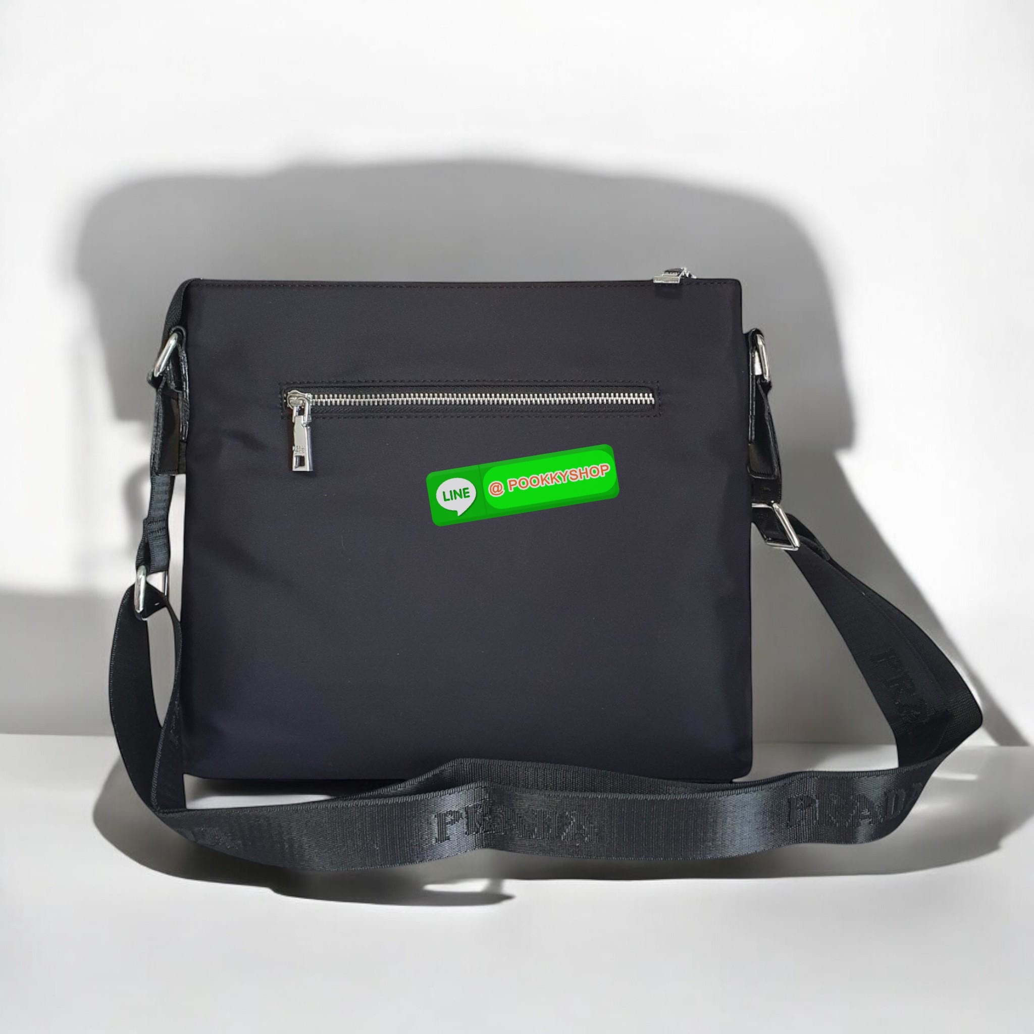 สำหรับคุณผู้ชาย เข้าแล้วค่ะ🌟🫶🏻 กระเป๋าทรง MASSENGER แบรนด์ PRADA อะไหล่เงินทั้งใบ ด้านในมีช่องใส่ของแบ่งเป็นสัดส่วน หลายช่อง เปิดปิดด้วยซิปยาว ใส่ IPADmini ได้สบาย จุของได้เยอะ มาพร้อมช่องซิปด้านในอีกหนึ่งช่อง ด้านหลังมีซิปใส่ของ ห