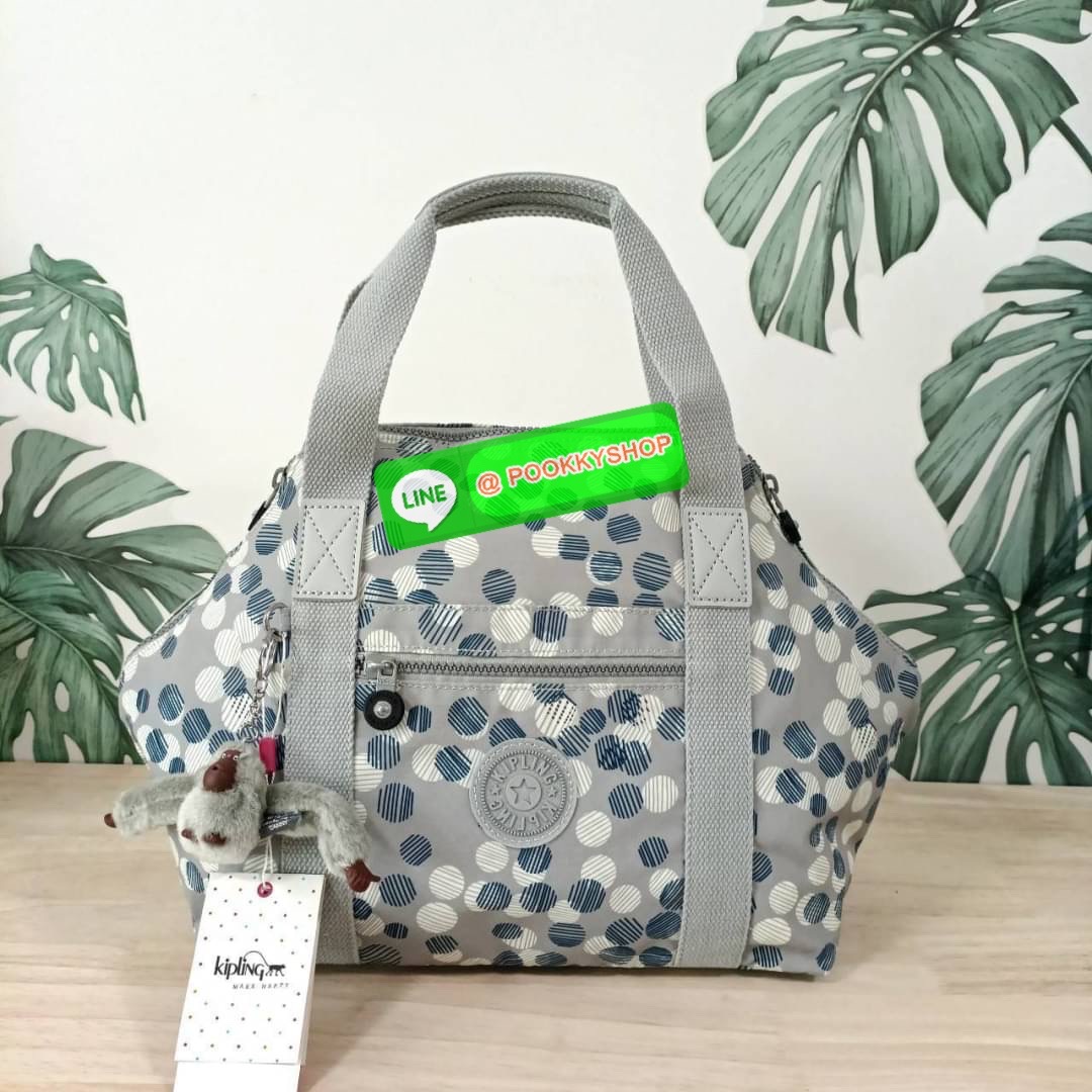 KIPLING Art Medium Tote Bag กระเป๋าเป้สะพายหลัง วัสดุด้านนอก Nylon +polyester กระเป๋ารุ่นฮิตตลอดกาล จาก kipling ลายใหม่ -ด้านหน้ามีช่องแยกใส่ของใช้เล็กๆน้อย 2 ช่อง -ช่องหลักโล่ง กว้าง จุของได้เยอะมาก พร้อมสายคล้องพวงกุญแจและช่องซิปแยกด้านข้างผนังกระเป๋า -