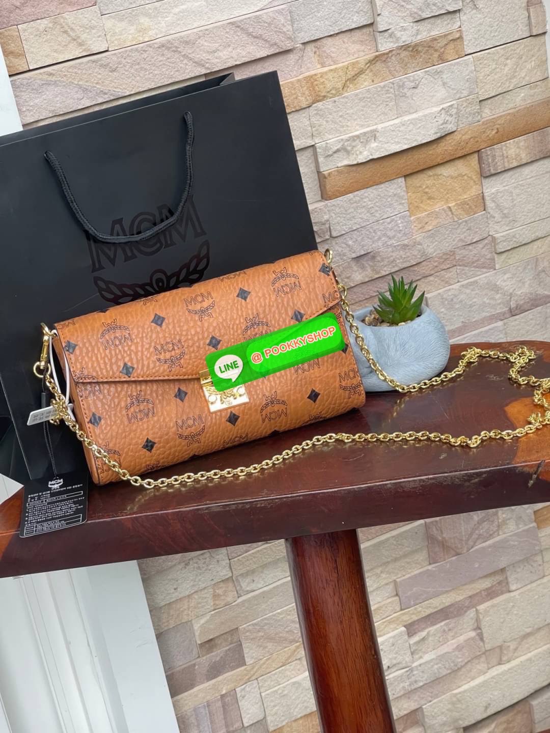 MCM Millie Flap Crossbody In Visetos ในฐานะตำนานที่ยังคงอยู่ กระเป๋าจากคอลเล็กชั่น Millie นี้ มีเรื่องราวของ MCM แทรกซึมอยู่ในทุกองค์ประกอบ กระเป๋าใช้งานแบบCrossbody โดยฝาปิดกระเป๋าตัดเย็บจากผ้าใบเคลือบผิวพิมพ์ลาย Visetos (Visetos Canvas) ถือเป็นไอเทมในฝั