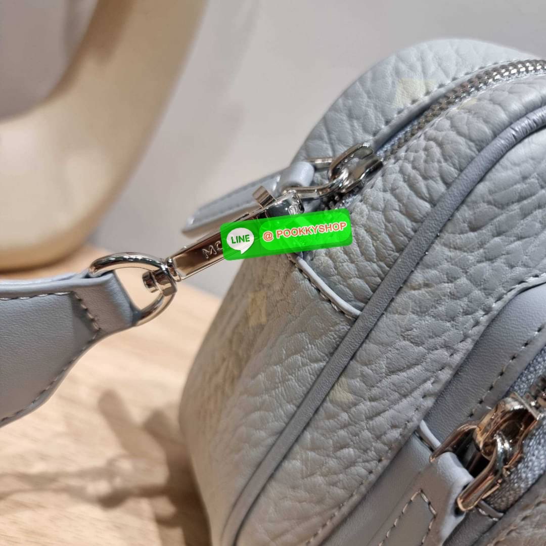 MCM KLASSIK CROSSBODY BAG สีใหม่ต้อนรับซีซั่นใหม่!! สาวกเอ็มซีเอ็มต้องมีน้า!! ใครๆเค้าก็สะพายกัน!! กระเป๋าสะพายข้างทรงครอสบอดี้ ที่ดาราใช้กันเพียบ!! รุ่นนี้หนุ่มๆสะพายหรือสาวๆก็สะพายได้น้า ขนาดกำลังดี วัสดุหนังแคนวาสคุณภาพดี มีช่องหลัก 2 ช่อง เปิด-ปิดด้วย