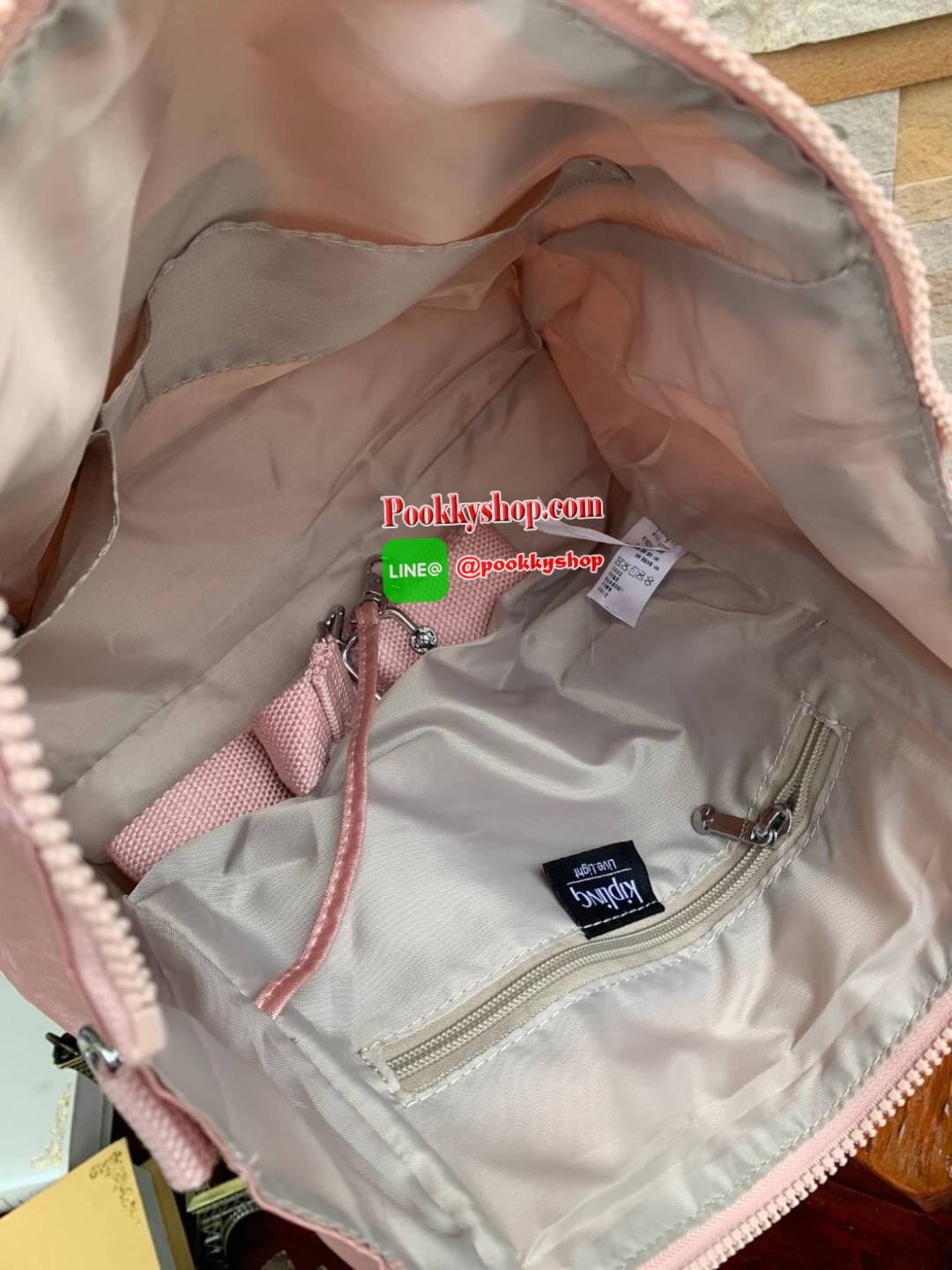 Kipling women’s amiel handbag (k15371) กระเป๋าถือหรือสะพายข้างได้ วัสดุpolyamide100%เปิดปิดกระเป๋าแบบซิปเดียว ภายในมีฐานกว้าง มีช่องซิป ช่องเล็กแยกเป็นสัดส่วนพร้อมสายห้อยกุญแจ ด้านหลังกระเป๋ามีช่องซิปยาวหนึ่งช่องใช้งานได้จริง มาพร้อมสายสะพายถอดออกได้ ปรับ