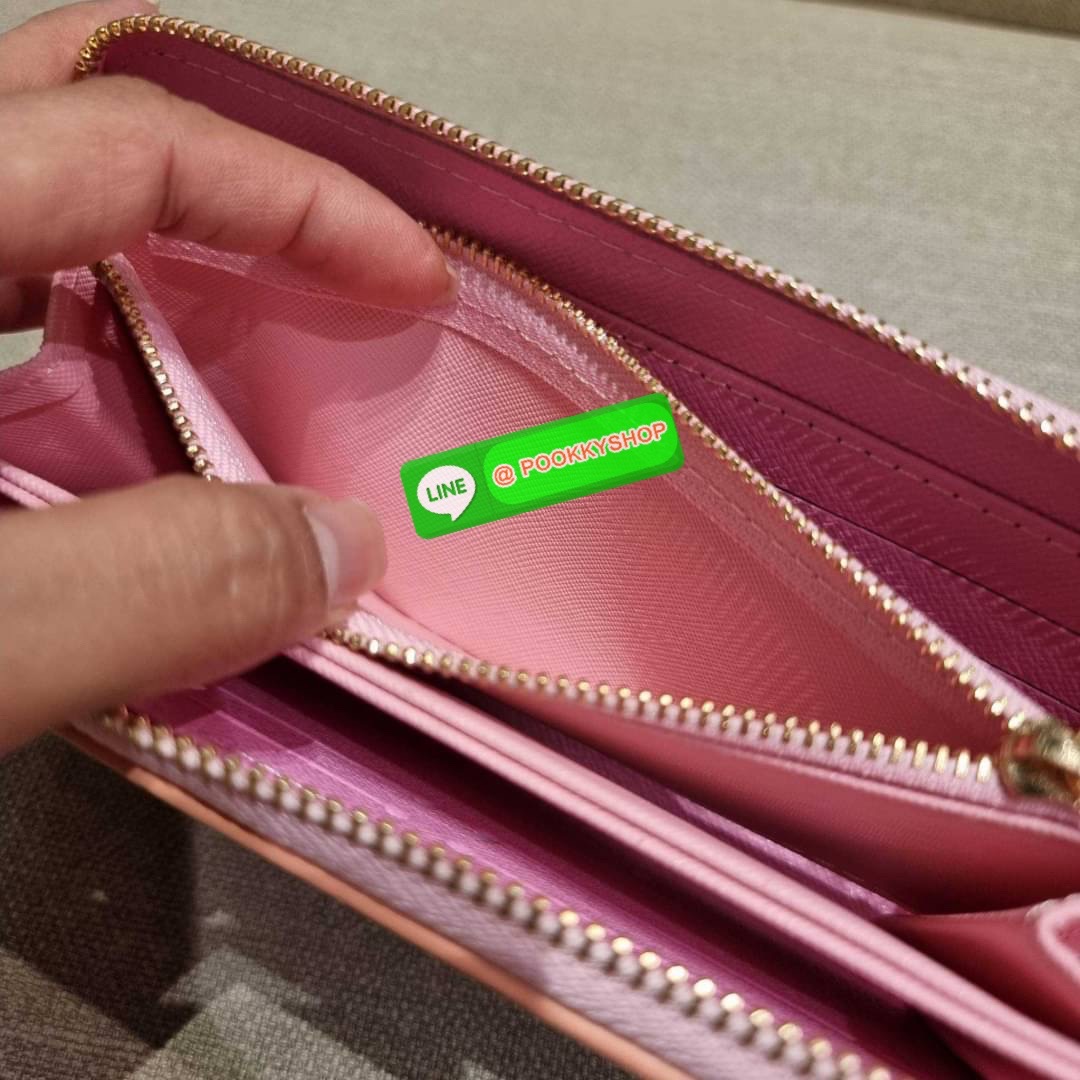 NEW IN!! LV long zip wallet with gwp กระเป๋าสตางค์พรีเมี่ยมกิ๊ฟ ดีไซน์ล่าสุด หนังแก้ววิบวับ หรูหรามาก ใบยาวขนาดกำลังเหมาะมือ ถือแล้วขับผิว ถือออกงานก็คือเลิศ วัสดุหนังแก้วเคลือบผิวกลิตเตอร์ เล่นกับแสงสวยมาก เปิด-ปิดด้วยซิปรอบ ภายในมีช่องใส่บัตรเยอะมาก มีช