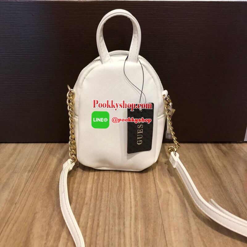 GUESS Factory Women's Evan Mini Crossbody กระเป๋าสะพายใบเล็กสุดน่ารักจาก guess มาแล้วค่า ไอเท็มสุดน่ารัก วัสดุทำจาก pu สกรีนลายสุดน่ารัก ด้านหน้ามีโลโก้ มีพวงกุญแจสวยเก๋ สายสะพายมีสายโซ่สลับหนังปรับได้ 5 ระดับ ด้านบนมีหูหิ้วจับถนัดมือ กระเป๋ามี 1 ช่อ