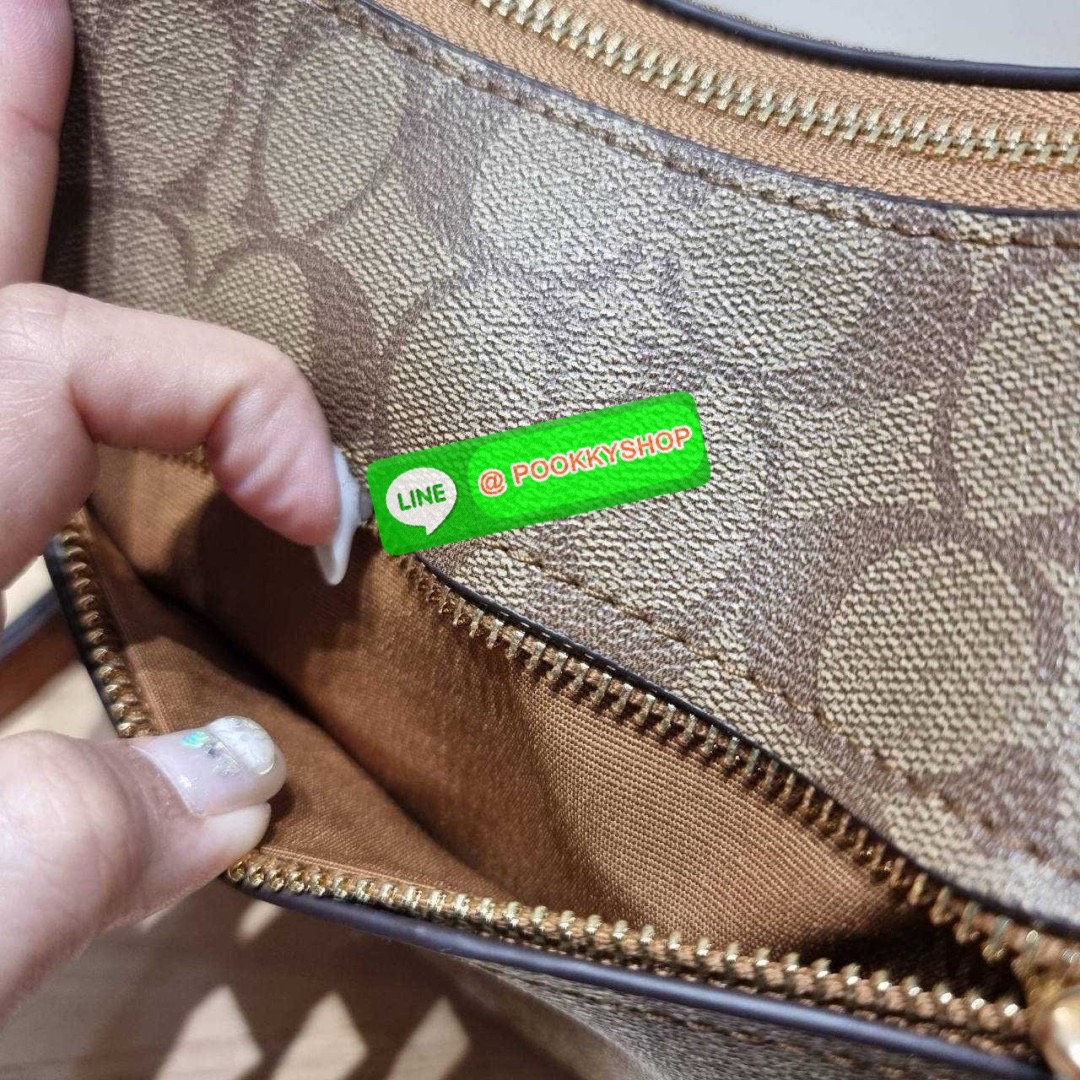 COACH CI791 MARA HOBO IN SIGNATURE CANVAS 🔆 Details รุ่นใหม่ พร้อมสีใหม่ก่อนใคร กับกระเป๋าสะพายทรงโฮโบ ใบใหญ่จุใจ ดีไซน์ออกมาให้รูปทรงดูหรู สุดพิเศษที่มีสายสะพายมาให้ถึง 2 แบบ เป็นสายสั้นสำหรับสะพายไหล่ และสายยาวสำหรับสะพายข้าง สามารถสลับใช้ได้ตาม