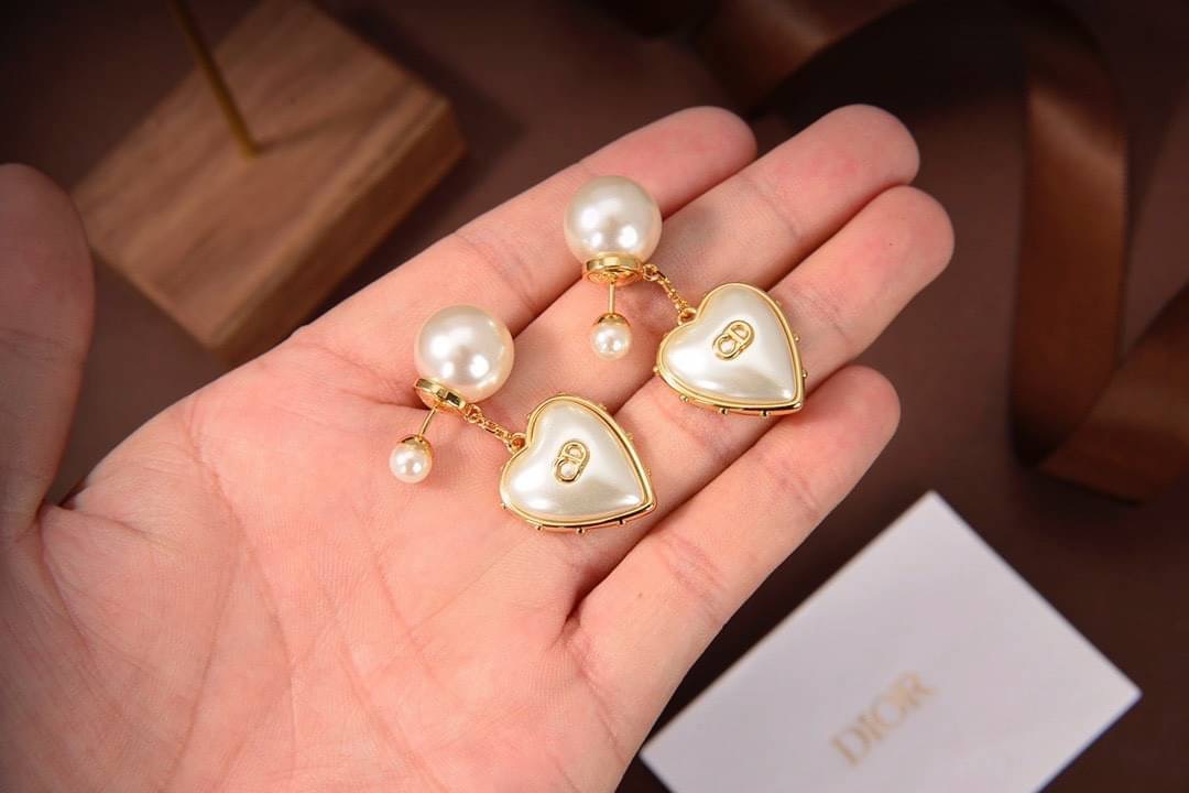 Super Hi-End Quality !!!!! ((เกรด 1:1 ดีที่สุดในท้องตลาด แสตมครบค่ะ)) Dior Tribales Earrings คอลเลคชั่นใหม่ล่าสุดเลยคร่า งาน 1:1 เหมือนในช็อปเป๊ะๆ ต่างหูดิออรุ่นใหม่ ล่าสุดชนช็อป ดีไซน์สวยมากๆค่ะ ประดับอะไหล่ทองเงาอย่างดี งานสวยไร้ที่ติดนะคะ สาวกดิออต้องไ