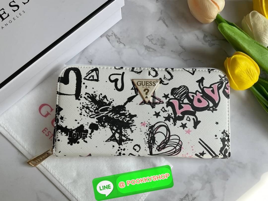 GUESS ABREE PRINTED ZIP-AROUND WALLET กระเป๋าสตางค์ใบยาวหนังซาเฟียโน่พิมพ์ลายดอกสวยหรู ด้านหน้าประดับโลโก้แบรนด์ เปิดปิดด้วยซิป ภายในแบ่งเป็น 3 ช่องหลักใส่ธนบัตรได้ มีช่องซิป 1 ช่อง ช่องใส่บัตร 8 ช่อง และมีช่องด้านหลังใส่บัตรสามารถใสธนบัตรได้อีกด้วย สามาร