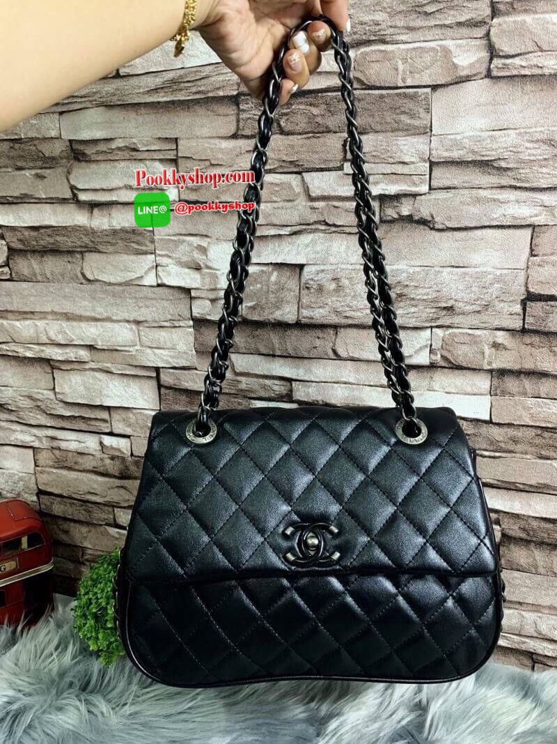 Chanel Quilted Chain Sling Bag วัสดุหนังแกะสังเคราะห์ขึ้นลายตารางหนังสวยอยู่ทรง ดีไซน์ไฮโซ เปิดปิดด้วยฝาปิดกระดุม ภายในมีโลโก้และช่องใส่ของ ใส่กระเป๋าสตางค์ใบยาว มือถือ ของจุกจิกได้เยอะ น้ำหนักเบา ด้านหลังมีช่องใส่ของ มาพร้อมสายโซ่ร้อยหนัง อะไหล่ดำคลาสสิค