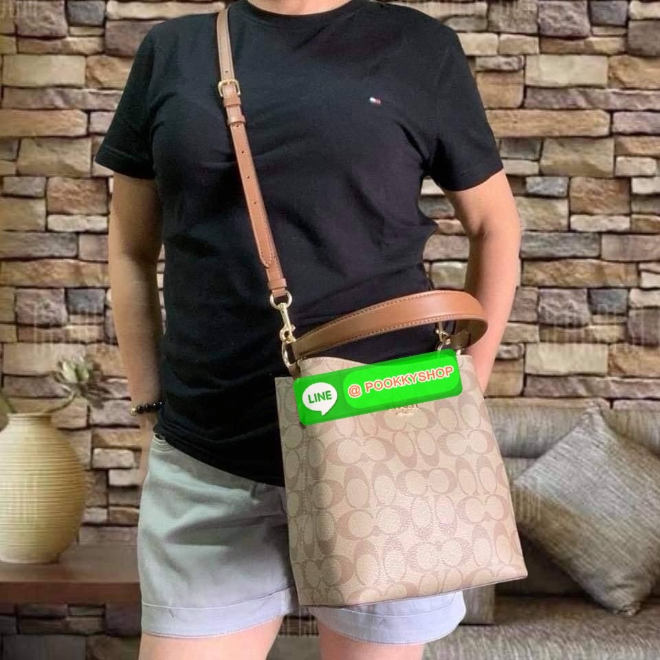 COACH TOWN BUCKET BAG IN SIGNATURE CANVAS (COACH 91512) 🔖 กระเป๋าสะพาย/ถือบัคเกต รุ่นคลาสสิคตลอดกาลไม่เอ้าท์ 🔖วัสดุ: แคนวาส ตัดหนังแท้ 🔖เปิด-ปิด กระเป๋าด้วยกระดุมแม่เหล็ก ภายในช่องโล่ง มีช่องซิปแบ่งตรงกลาง แยกเก็บของได้อย่างเป็นสัด