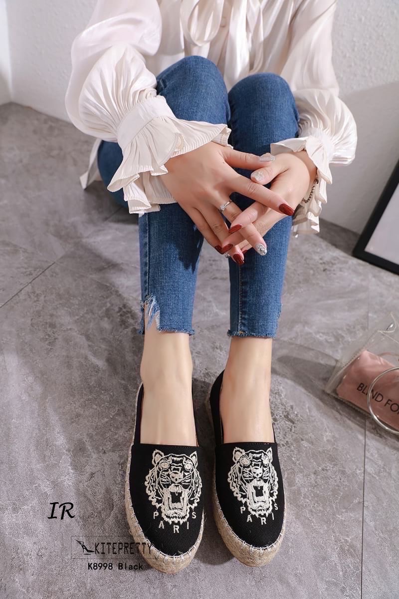 รีพีทแบบขายดี!!! พร้อมส่ง ของขาดไปหลายเดือน มาแล้วนะคะ หายากมาก ผ้าแคนวาสยกพื้นปักหน้าเสืองานสวยเป๊ะ พื้นนวมนิ่ม พื้นหนา 1 นิ้ว แบบสวยไฮโซ ใส่แล้วคุณจะโดดเด่น จนเพื่อนๆอิจฉาแน่นอน!!!