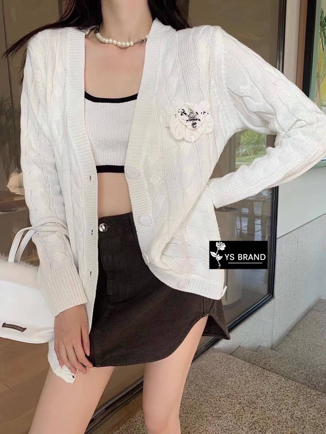 เสื้อคลุมไหมพรมแขนยาวคอวี ผ้าไหมพรมยืดเนื้ออย่างดีผ้าดีมากๆ นิ่ม เด้งยืดได้เยอะ ผ้าดีทอละเอียด ทอลายเกลียวทั้งตัว แต่งกระดุมด้านหน้า ติดเข็มกลัดPradaช่วงอก ถอดแยกได้ สวยหรูมากๆ โดดเด่นสุดๆ มาพร้อมป้ายคอ Prada Tagครบ สวยมาก งานคุณภาพ ห้ามพลาด จัดเลยจ้า