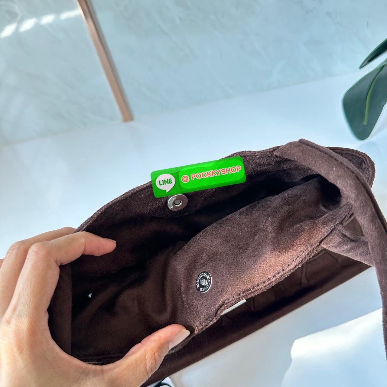 GENTLEWOMAN SUEDE BALLERINA BAG 🔖กระเป๋า Ballerina Bag ในวัสดุหนังกลับ (suede edition) พร้อมโลโก้ปักสีเดียวและรายละเอียดหัวเข็มขัด ทำให้ดูเก๋มีสไตล์โดดเด่น 🔖วัสดุ: หนังกลับ 🔖เปิด-ปิดแบบสแน๊บแม่เหล็ก ภายช่องโล่งกว้างจุของได้เยอะ