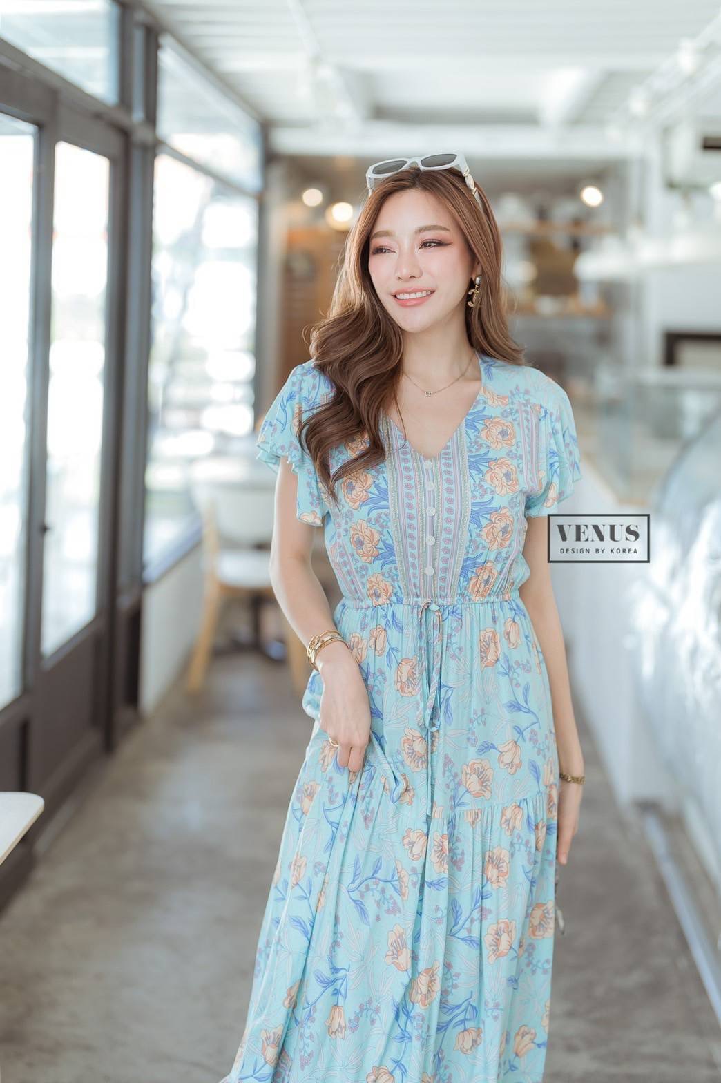 I'm Lady By Venus Flora MaxiDress แม๊กซี่เดรสพิมพ์ลายดอกไม้ แต่งกระดุมเรียงหน้า ช่วงเอวแต่งสม๊อคยืด สามารถรูดได้นะคะ งานเก๋เนื้อผ้าพริ้วใส่สบายสุดๆคะ แม๊ทกับรองเท้าผ้าใบก็น่ารักคะ