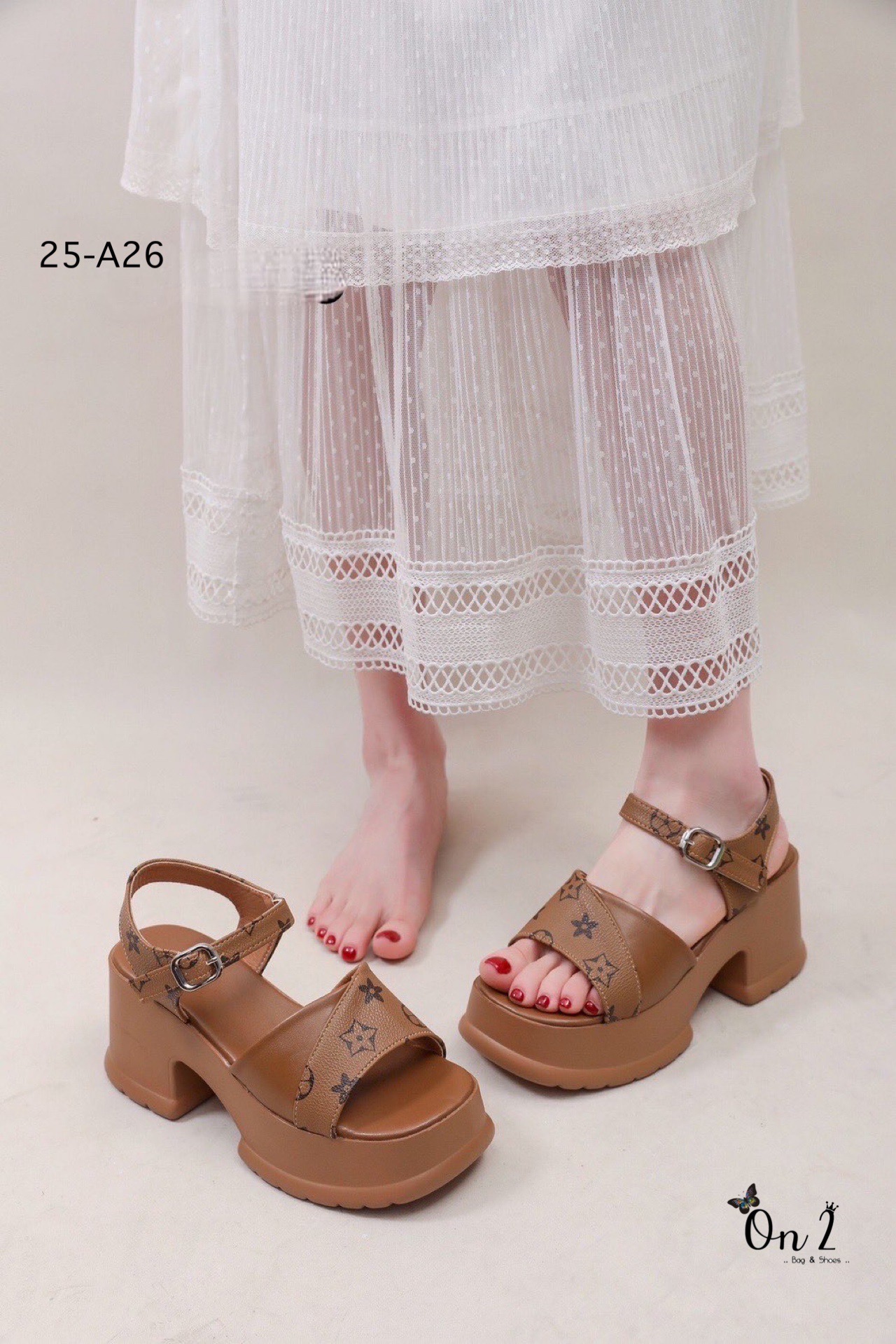 รองเท้าส้นตึกแฟชั่นดีไซน์หรู ใส่ง่ายแมทช์ได้ทุกลุค ✨ พื้นสูงกำลังดี ช่วยเพิ่มความสูงและเสริมขาเรียว สายรัดข้อเท้าปรับได้ กระชับเท้า เดินมั่นใจไม่ลื่น วัสดุหนังนุ่มใส่สบายไม่กัดเท้า น้ำหนักเบา สีสุดคลาสสิก เหมาะทั้งใส่เที่ยว ใส่ทำงาน หรือออกงาน