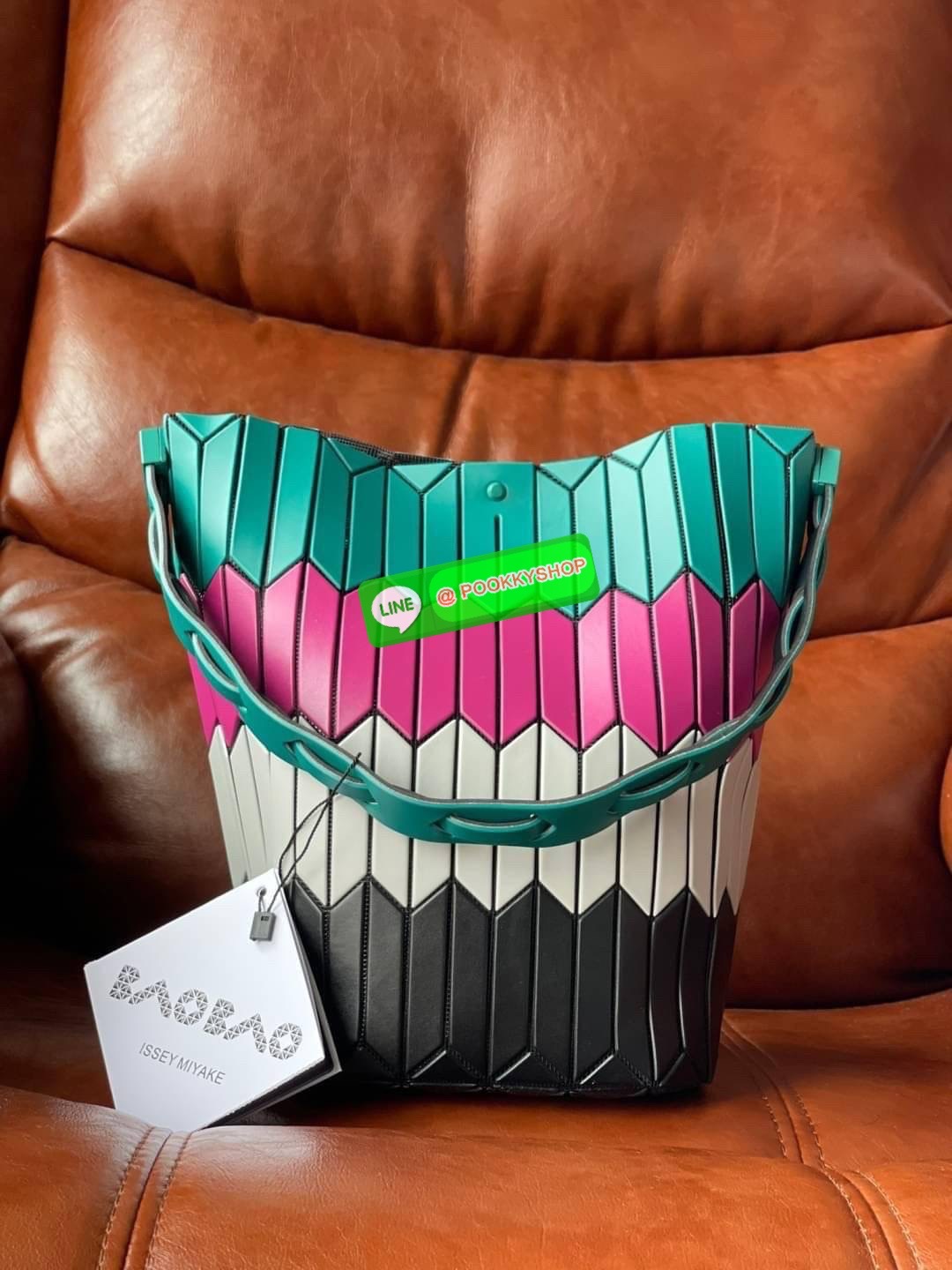 💕Baobao Issey Miyake Large Bucket กระเป๋าบัคเก็ตขนาดใหญ่สามารถใช้ใส่ร่มพับได้หรือขวดน้ำขนาดเล็กได้ ซีรีย์ใหม่นี้มีจุดเด่นที่แผ่นรูปทรงสี่เหลี่ยมด้านขนานในแนวตั้ง เกิดเป็นรูปทรงสามมิติซึ่งแตกต่างไปจากรูปทรงที่เกิดขึ้นจากแผ่นสามเหลี่ยม หูหิ้วสามารถข