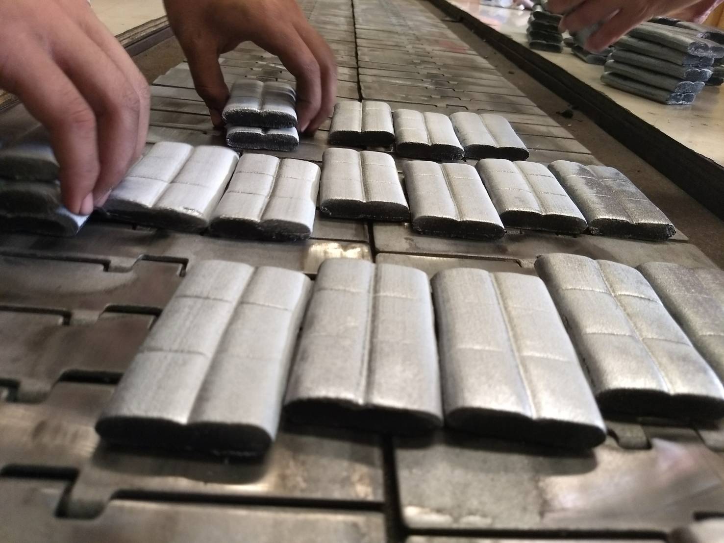 เตาเผาไม้หอม สีดำ ทอง กระถางธูป เครื่องหอมทุกชนิด ทำจากทองเหลืองแท้ + ถ่าน ถ่านเผา ถ่านไม้ ถ่านพิเศษ ชาโคล สำหรับจุดไฟเผา 1 กล่อง