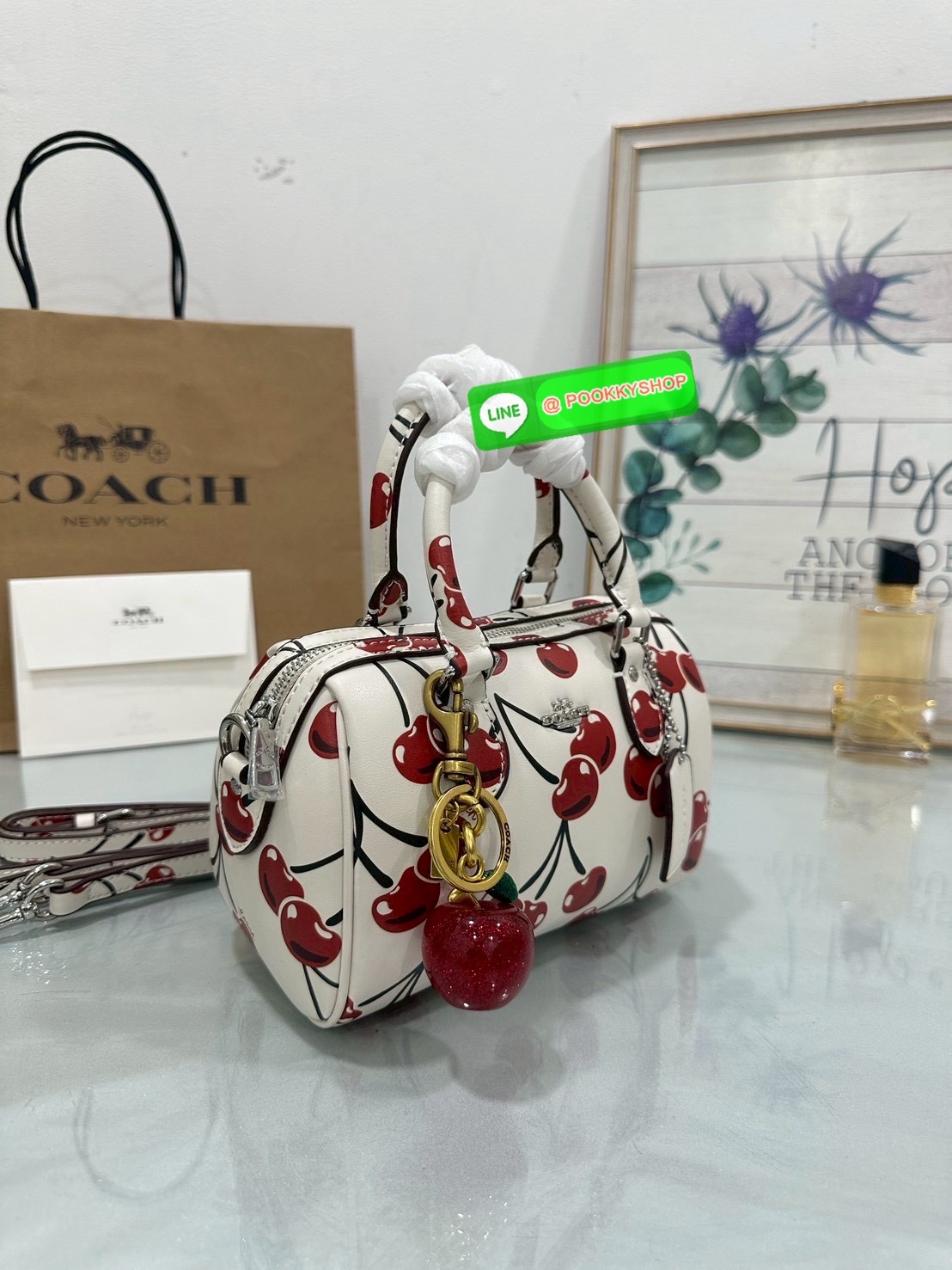 🍒 Coach CY745 – Mini Rowan Crossbody Bag With Cherry Print ใบจิ๋วแต่น่ารักที่สุดในโต๊ะวันนี้ สดใสขี้เล่น สะพายเมื่อไหร่…ก็น่ามองเสมอ “หวานแบบเด็กผู้หญิง สดใสแบบผู้หญิงเก่ง และซ่อนความขี้เล่นไว้ในใบเดียว”Coach Mini Rowan รุ่นพิเศษพิมพ์ลาย Cherry ทั