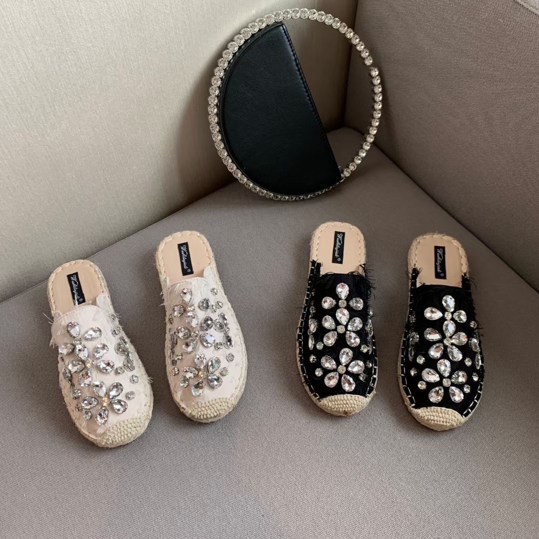 พร้อมส่งคะ รองเท้าเปิดส้น งานsignature ของทางร้าน เพชรเวอวังอลังการ สวยยืน1 🥇มาแล้วจ้า ทรงสวยอย่างดี งานเกร๋เรียบหรูดูแพง ตัวนี้ห้ามพลาด ใส่สบายจะแมตช์กับกางเกง👖หรือกระโปรง👗ก็ได้ค่ะ แม่ค้าคอนเฟริม ห้ามพลาดเลยจ้าตัวนี้แนะนำ อย่าช้าร